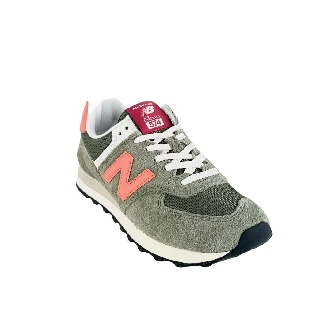 Grønne New Balance U 574 sko med hvite detaljer og gummisåle, vist på bildets nærbilde.