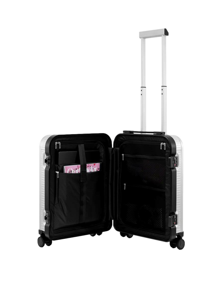 Db Ramverk Alu Carry-On koffert i sølv og sort med hard skall og hjul, perfekt for reise.