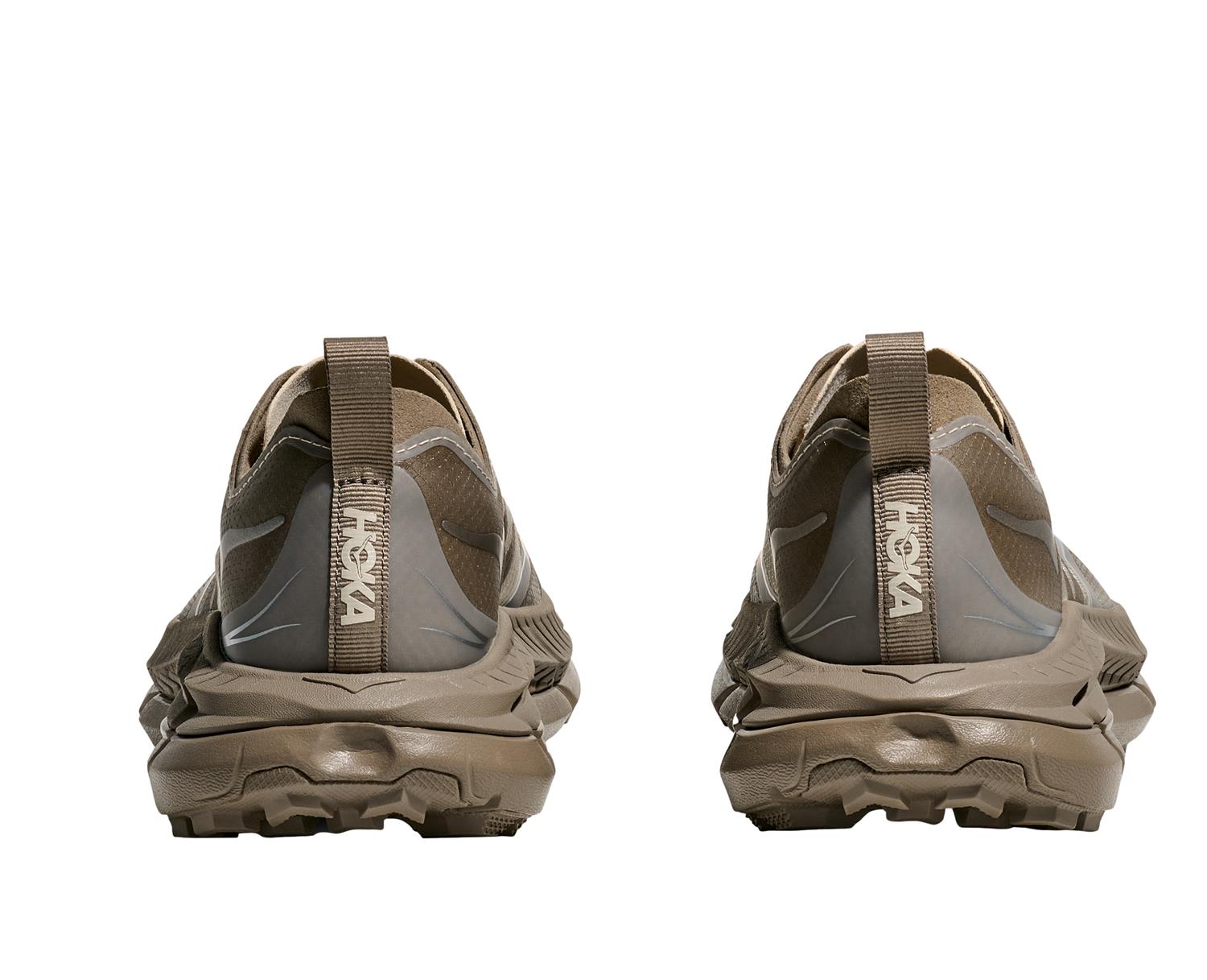 Lysebrune HOKA Mafate Speed 4 Lite TS løpesko med ventilasjon og støttende design, vist fra siden.