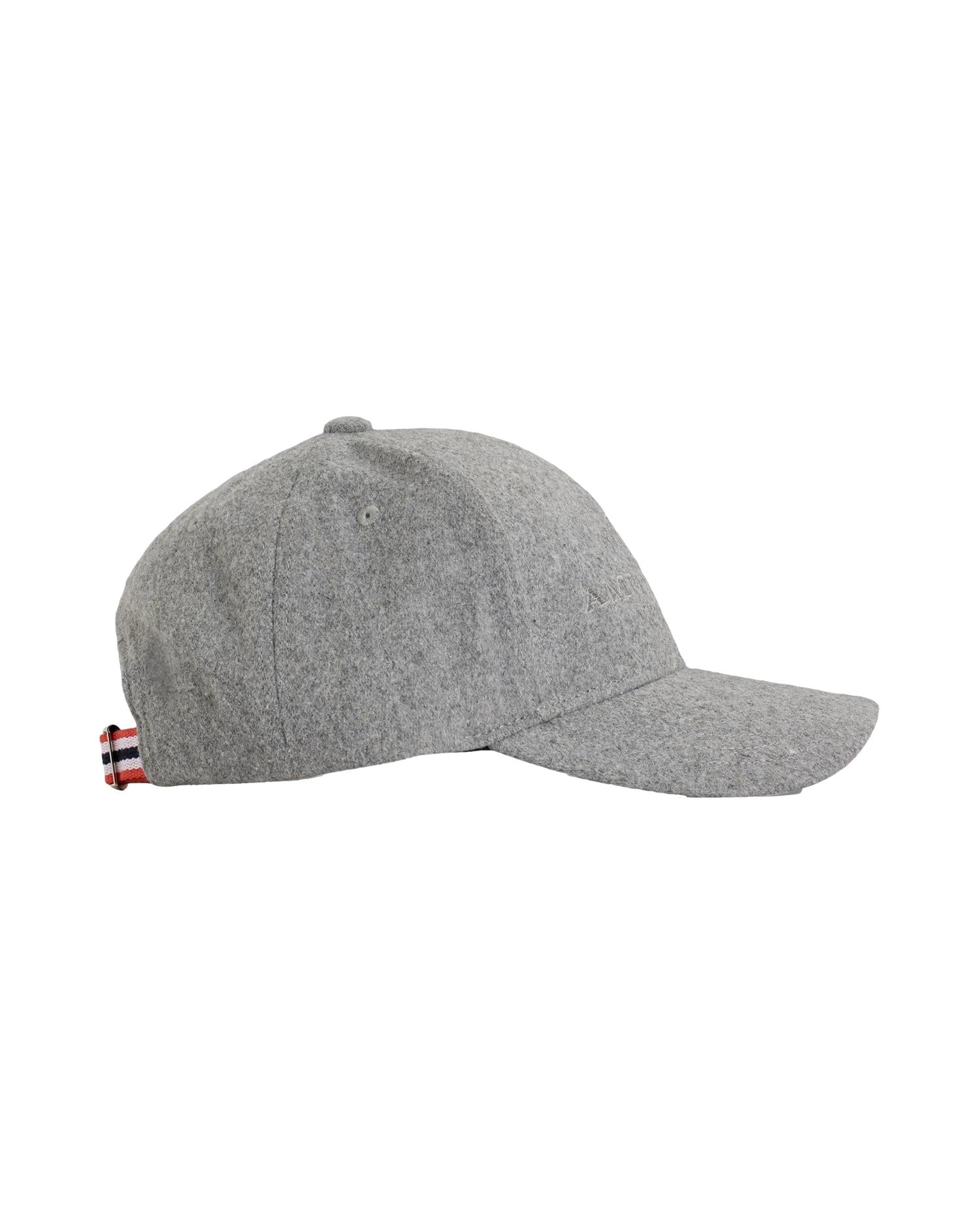 Lysegrå Amundsen ullkaps, klassisk caps i myk og varm ull, perfekt for kaldt vær.