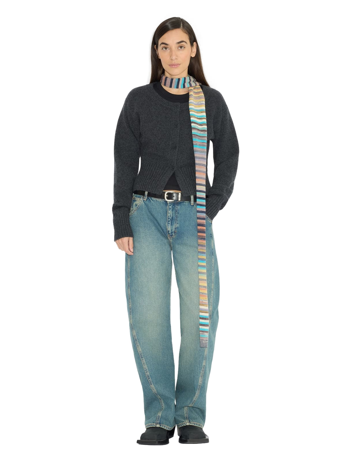 Holzweiler Julia cropped genser i mørkegrå med kort passform og mykt stoff, vist på en modell.