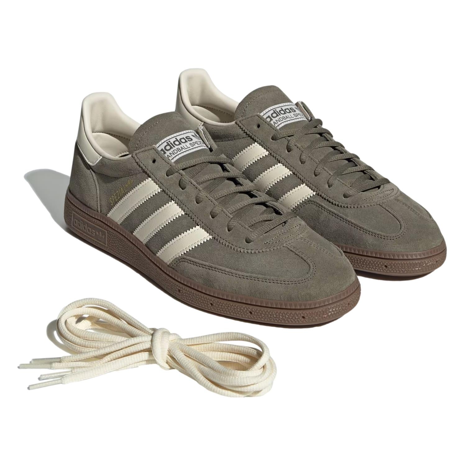 Adidas Handball Spezial JR2121 sko i olivenfarge med hvite detaljer, sportlig design for håndballspillere, vist fra siden