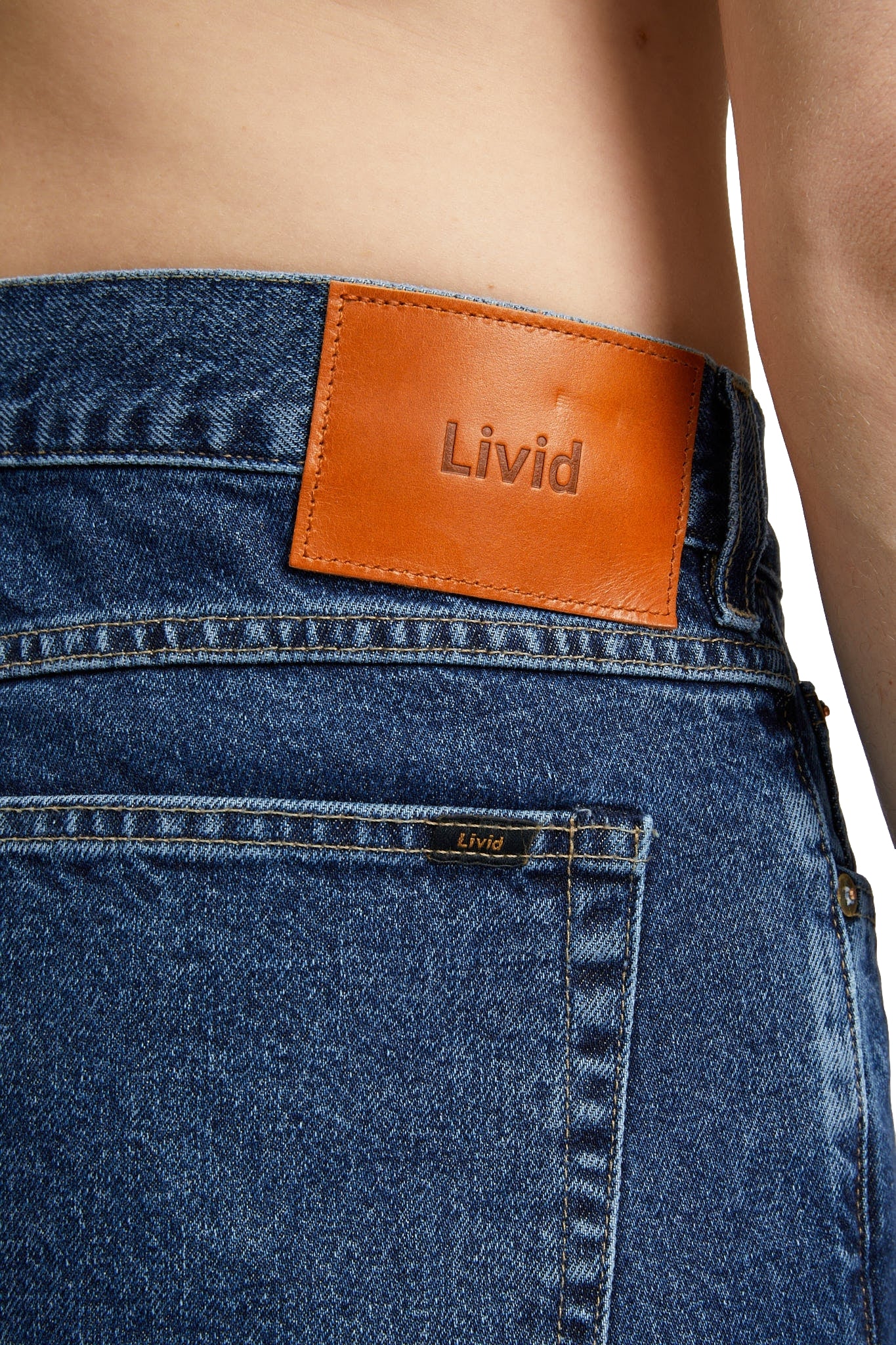 Livid Barnes Japan Dawn jeans i mørkeblå, slim fit, med klassisk jeansdesign og synlige sømmer.
