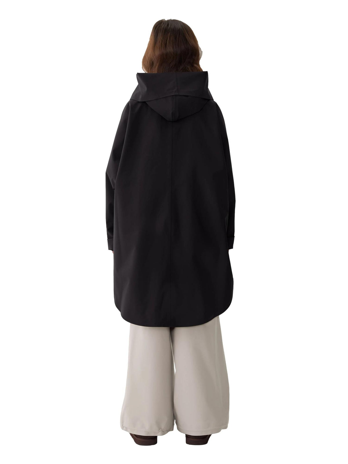 Blæst Bergen Mini Poncho svart jakke med hette, vannavvisende materiale og stilrent design, perfekt for vår og høst.