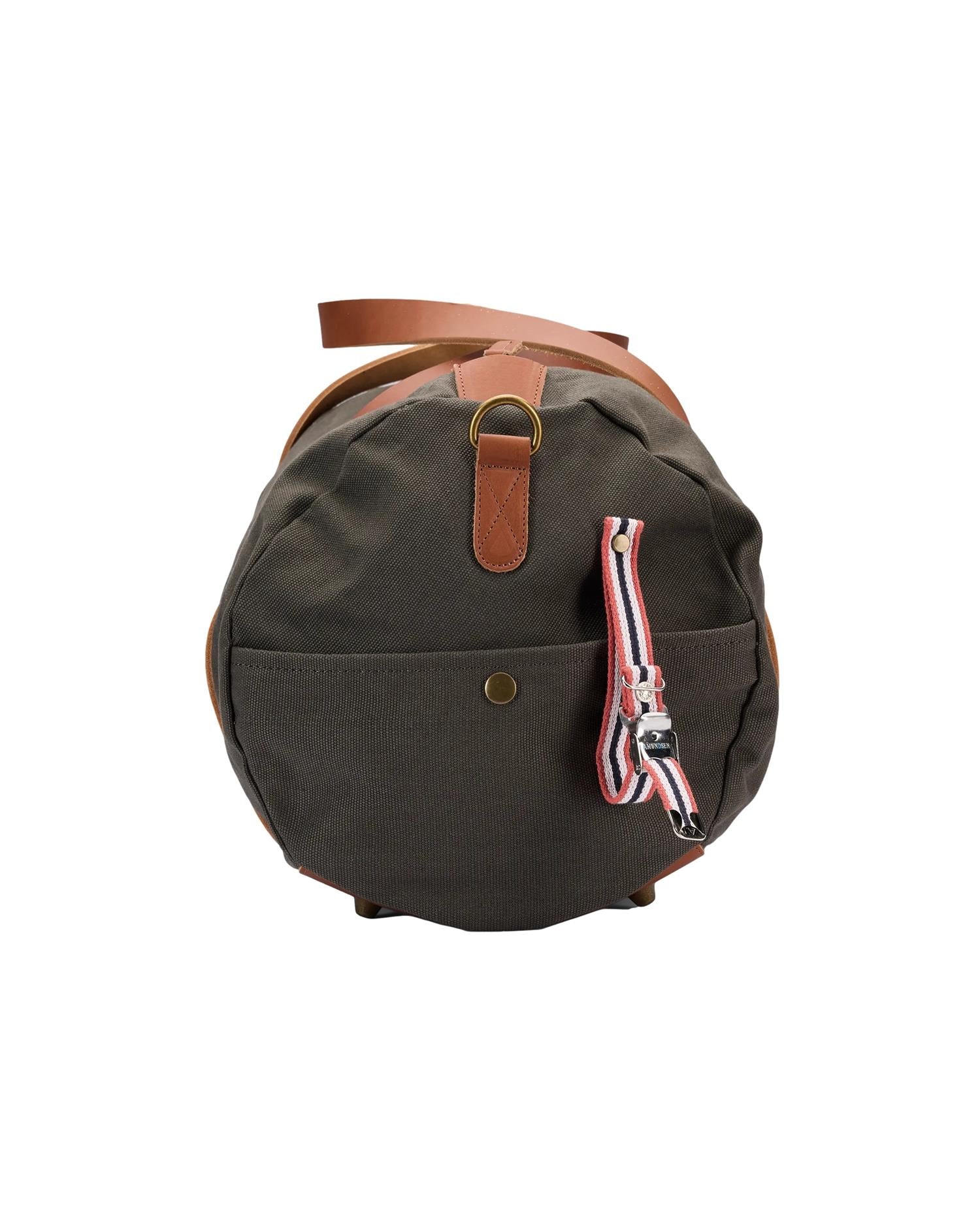 Amundsen Okavanga tote bag i grønn, 35L kapasitet, holdbar stoff, ideell for reise og daglig bruk.