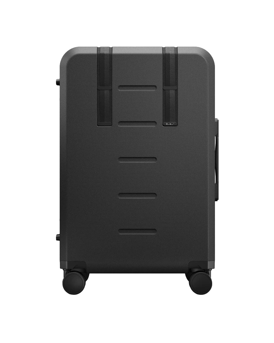 Sort Db Ramverk Check-In koffert i medium størrelse med hjul og håndtak, klar for reise.