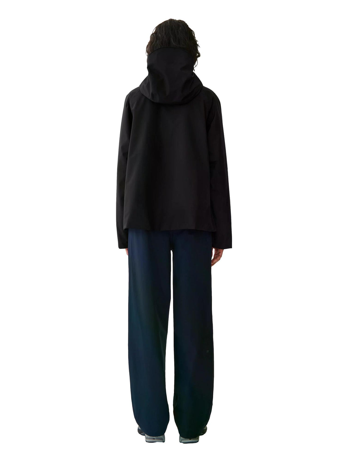 Blæst Ona isolert jakke i svart, varm og komfortabel jakke med glidelås og lommer, designet for kalde værforhold.