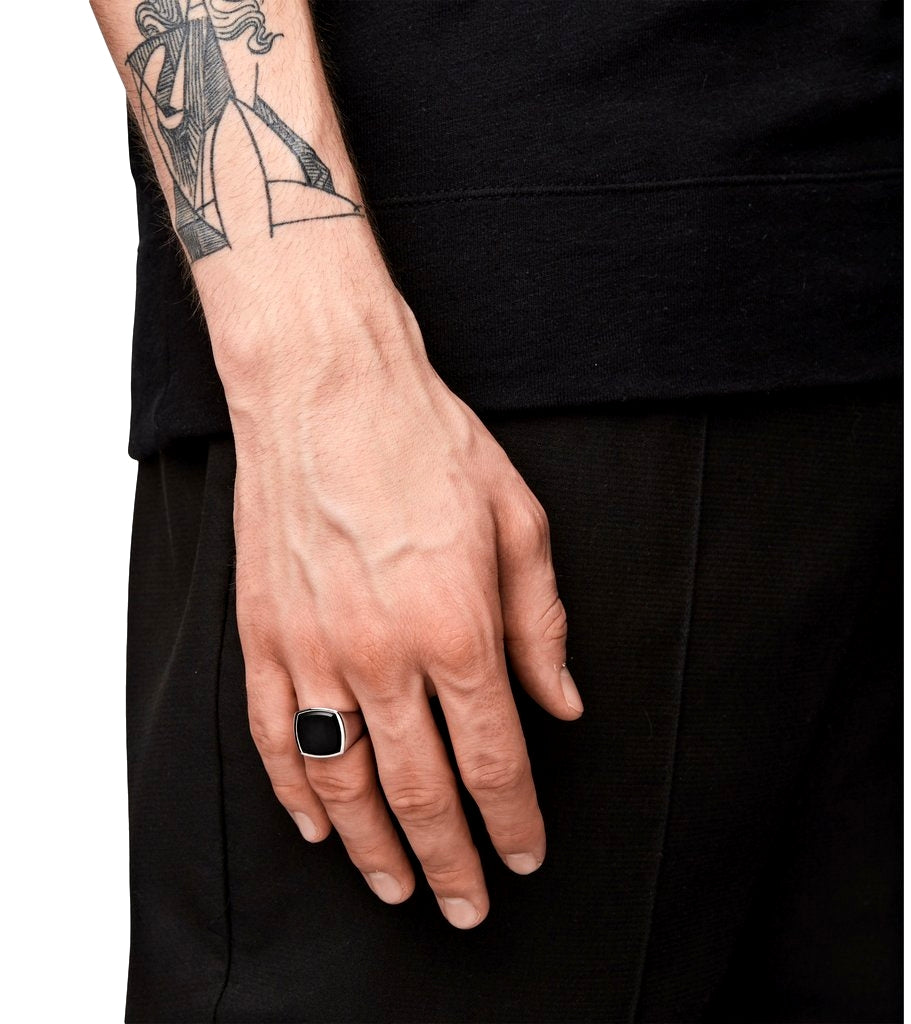 Tom Wood svart onyx ring med polert overflate og enkel design, laget av høy kvalitet sølv.