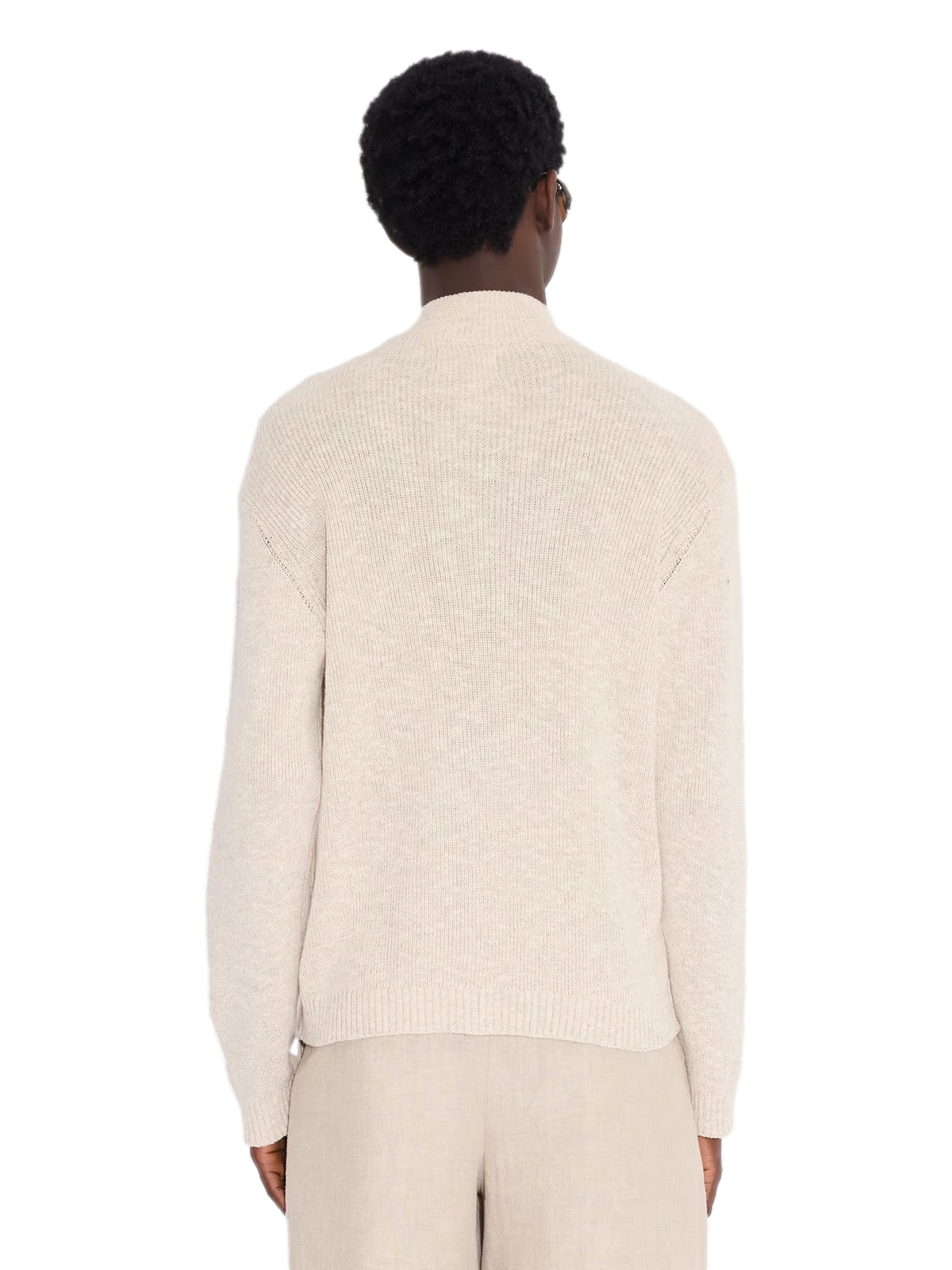 Holzweiler Atlantic Zip Cardigan i beige, en myk genser med glidelås, vist på en modell foran en nøytral bakgrunn.