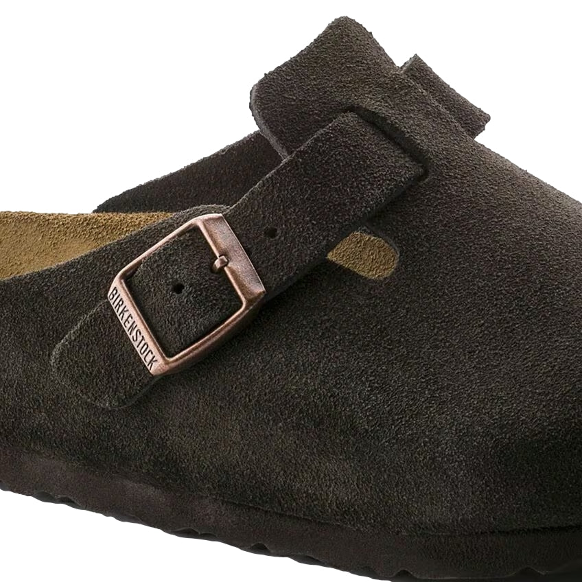 Birkenstock Boston Suede sko i brun med mocca-finish, komfortabelt design og klassisk slip-on stil.