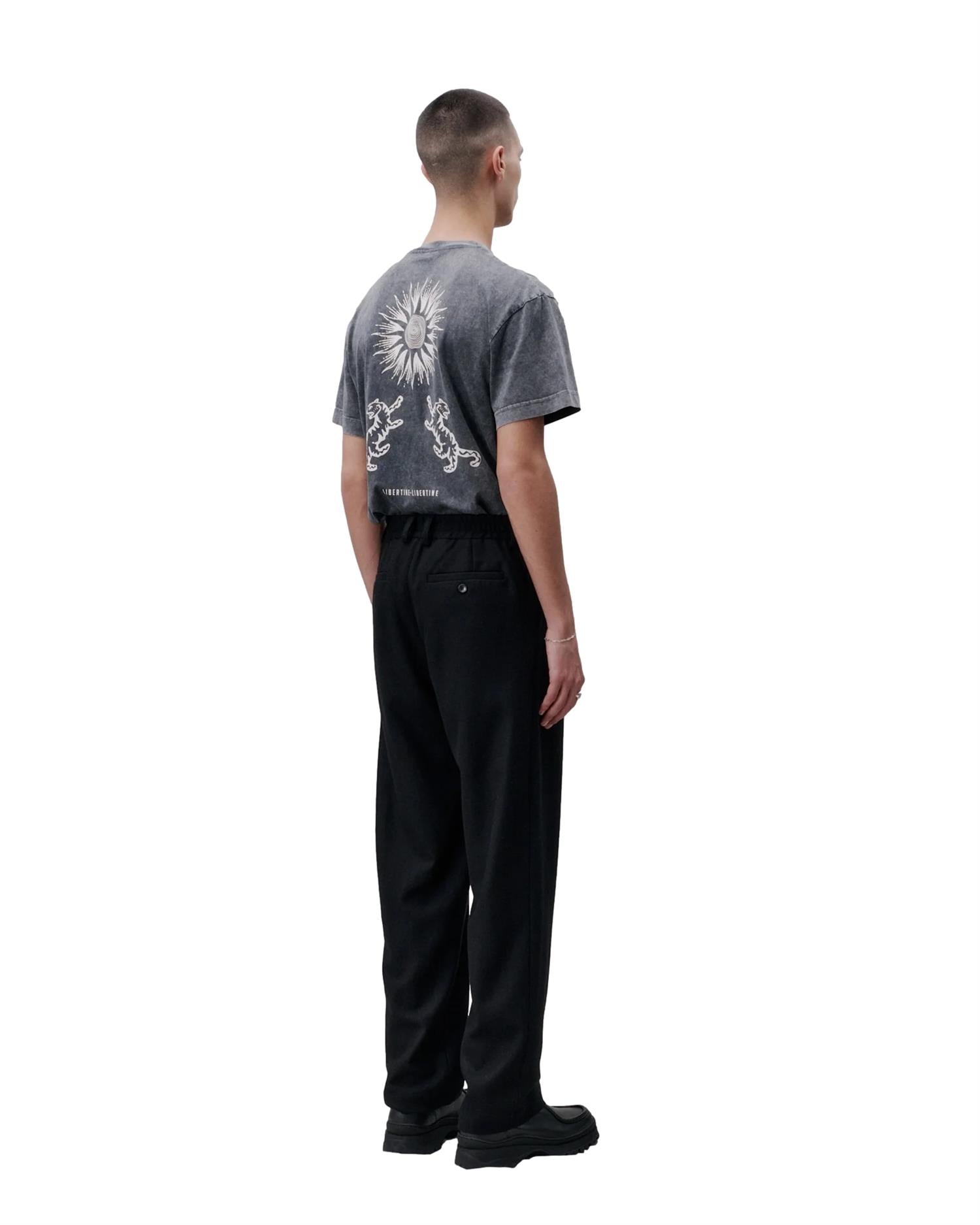 Sort bukse fra Libertine Libertine med rett passform og mykt stoff, vist på modell.