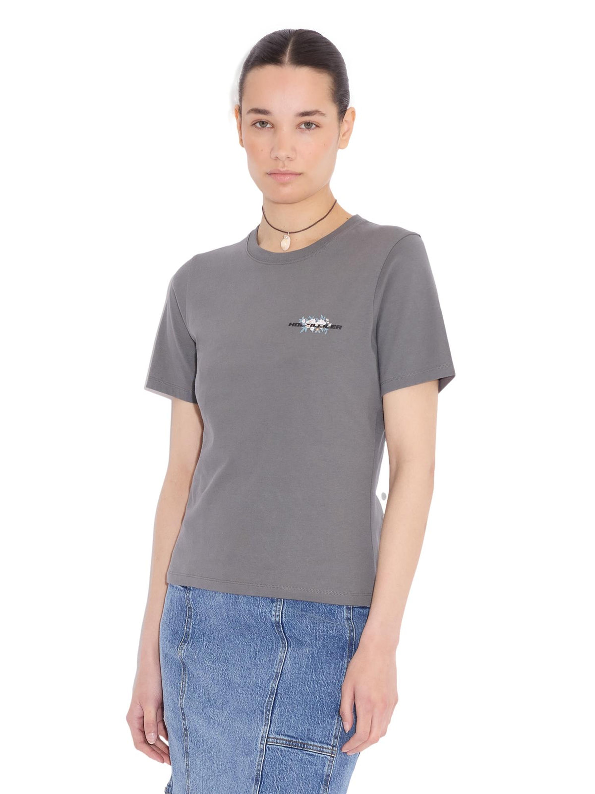 Holzweiler Flora Tee T-skjorte i grå med kort erme, myk bomullsdesign og logo på brystet.