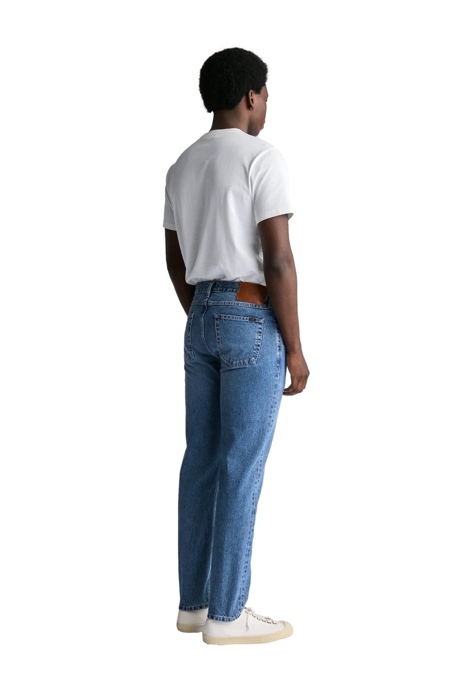 Livid Miko Japan blå jeans, klassisk passform, vises på modellen med mid-rise og slitesterkt denimstoff.