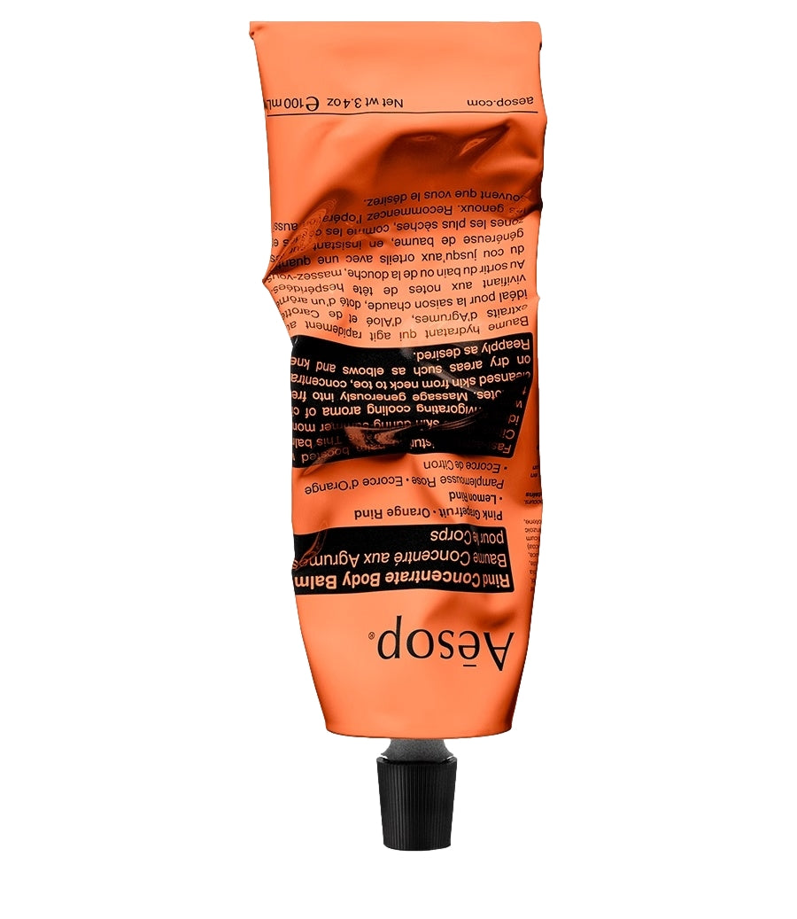Aesop Rind Concentrate Body Balm i 100 ml, rød kroppslotion med nærende formel og frisk sitrusduft, vist i flaske.