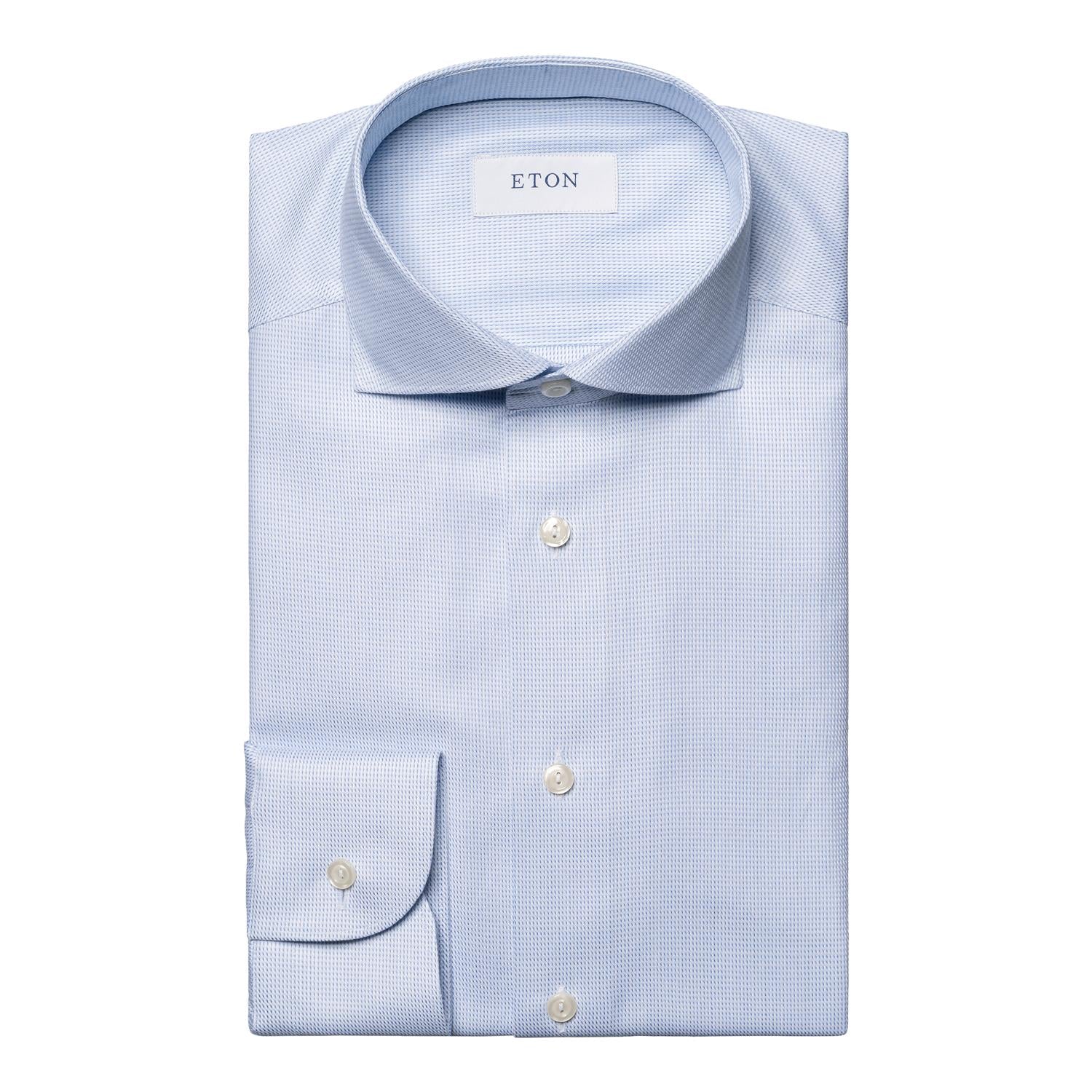 Eton lys blå fin twill skjorte, her vist med knappestolpe og klassisk krage, laget av myk bomullsvev.