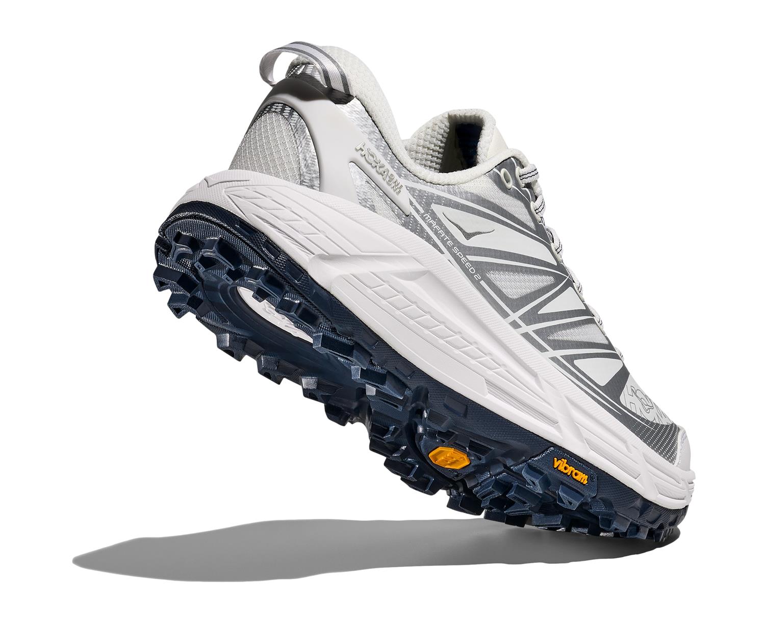 HOKA Mafate Speed 2 løpesko i hvitt og sølv med letvint design og pustende overdel foran på bildet.