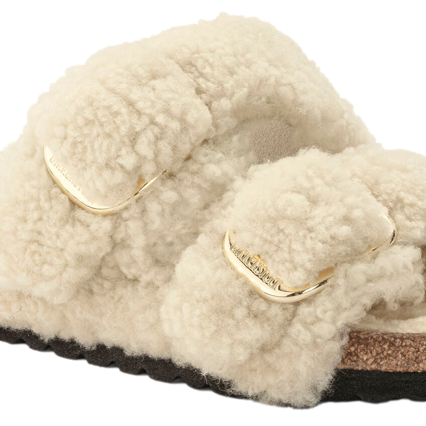 Birkenstock Arizona Big Buckle Teddy Narrow sko i off-white med stor spenne og mykt teddy-innlegg.