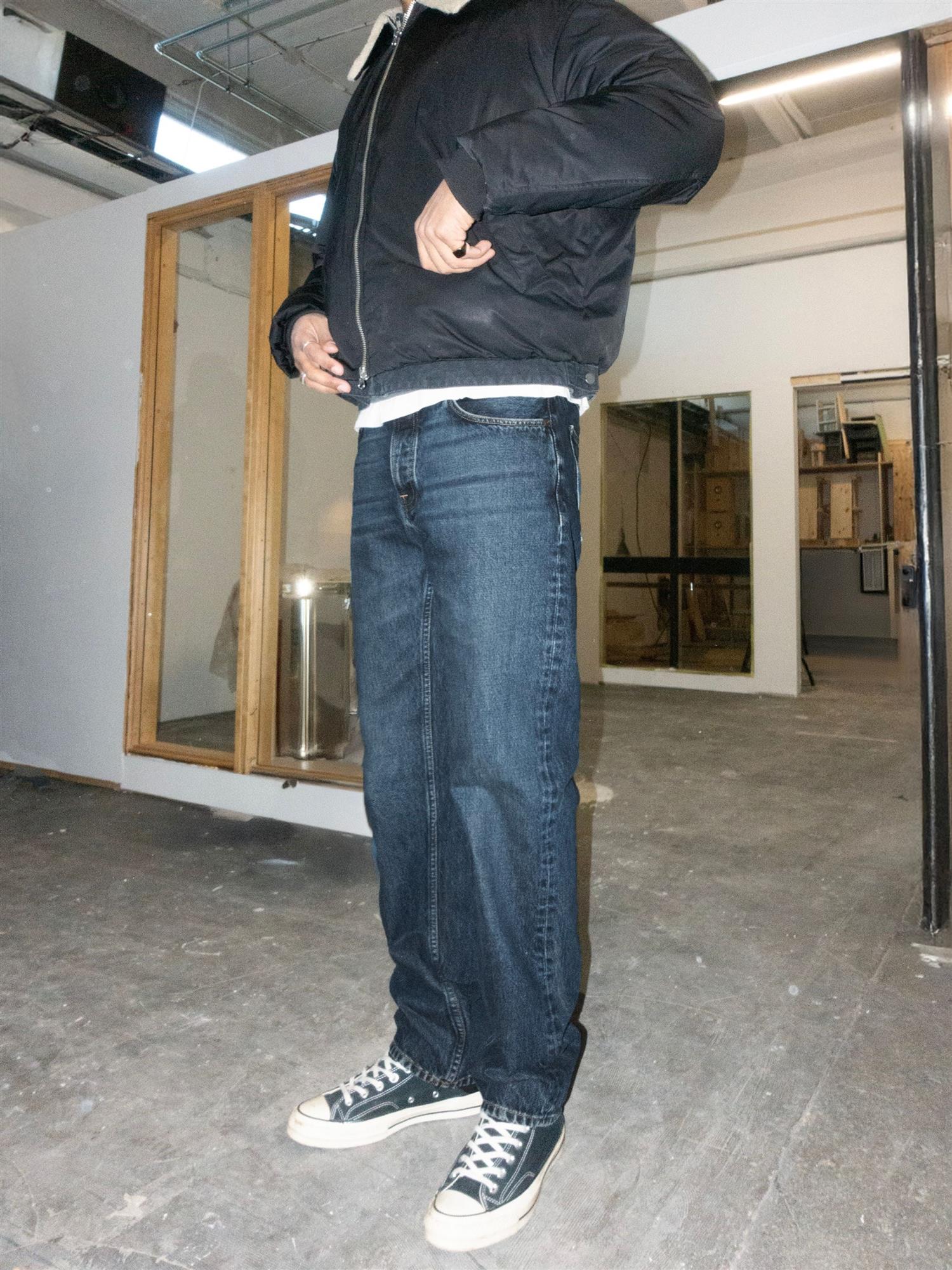 Mørkeblå Nudie Jeans Rad Rufus jeans for menn, vises med klassisk snitt og jeansmateriale, detaljer og passform.