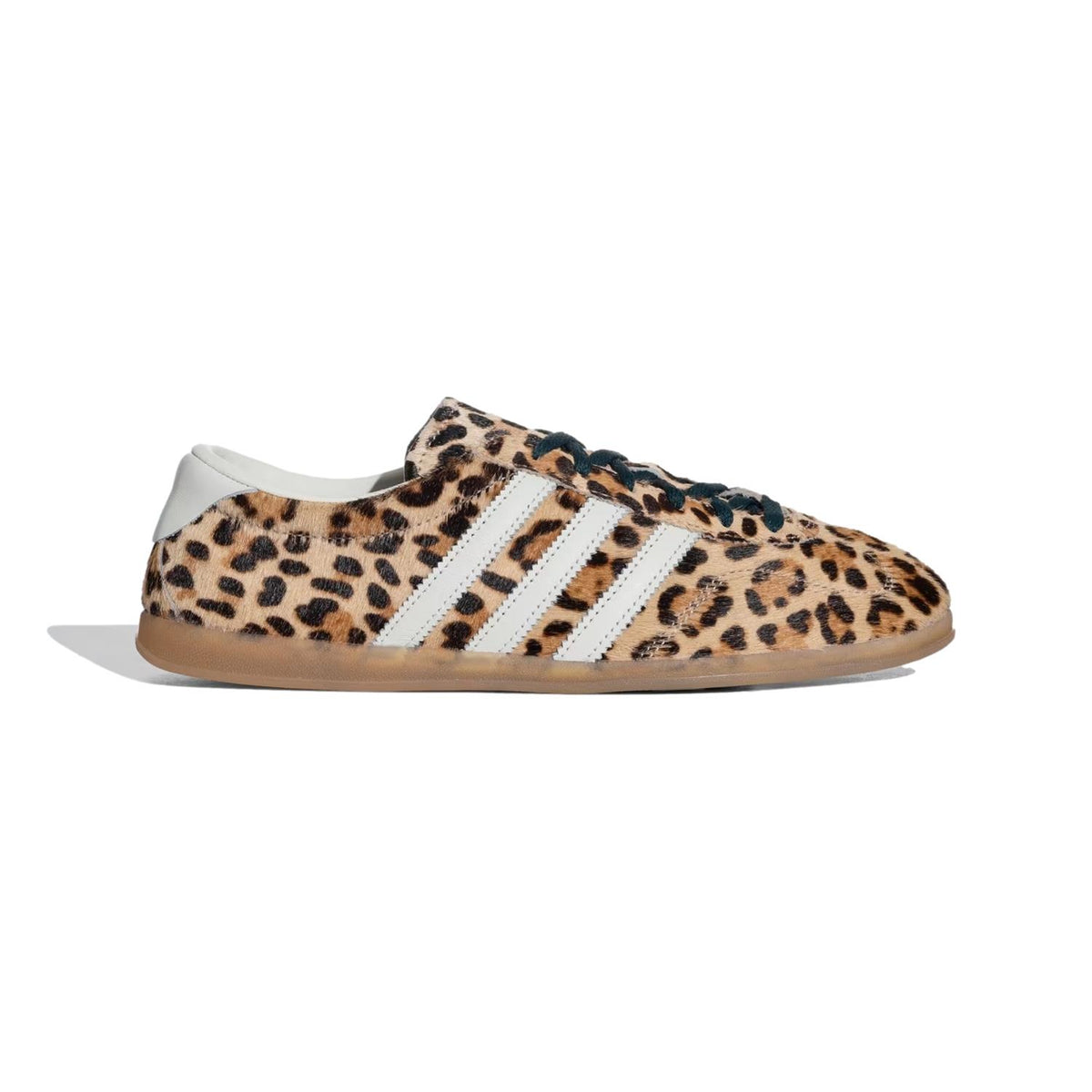 Adidas Gazelle Lo Pro W KI4207 sko med mønstret overdel og lav profil, perfekt for casual bruk.