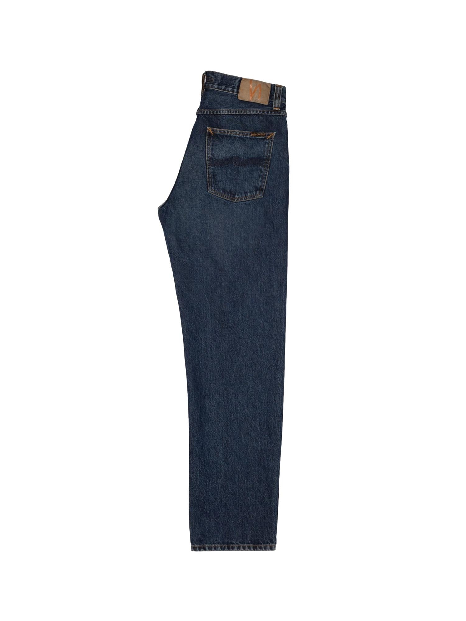 Mørkeblå Nudie Jeans Rad Rufus jeans av denim med klassisk passform og synlige sømmer, vist på modell.