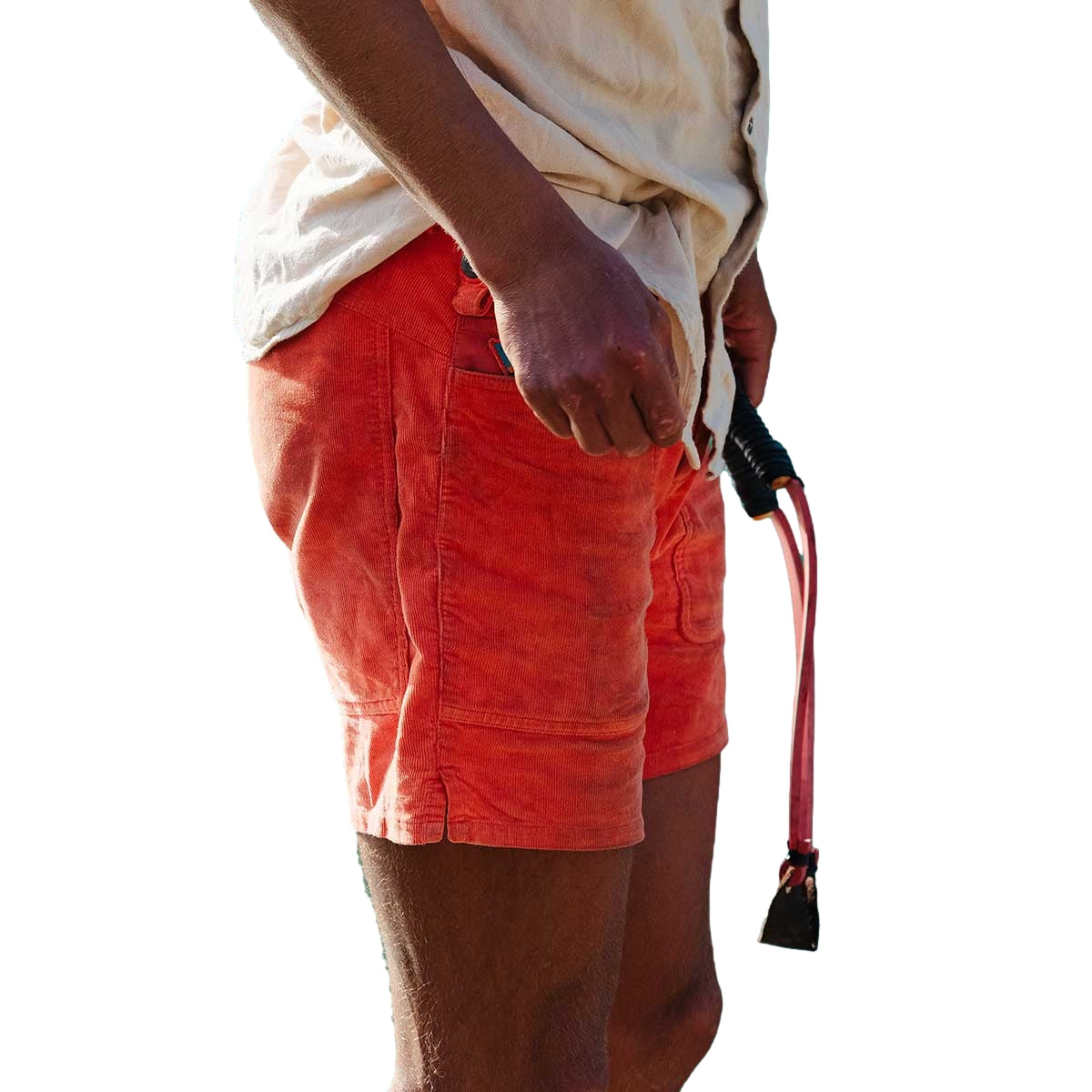 Amundsen Concord G. Dyed shorts for menn i sandfarge, vises med fold og lommer, casual shorts for utendørsbruk.
