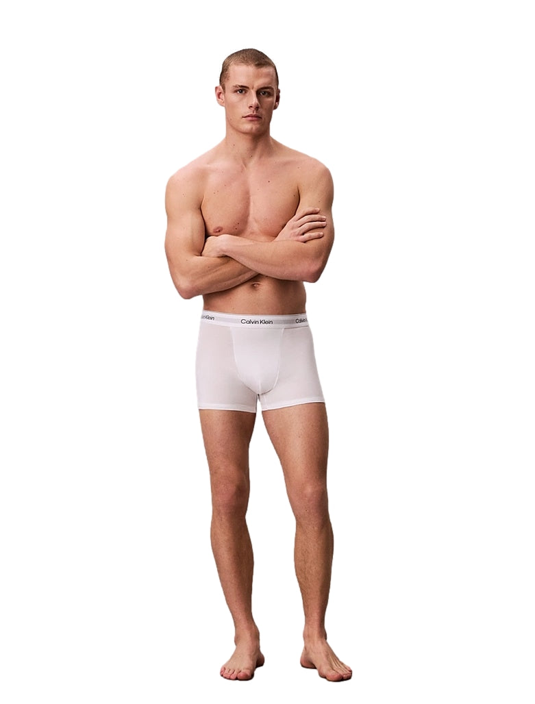 Hvite Calvin Klein Underwear ikonrelaxert passform boxershorts, komfortabel og myk bomullsblanding, vist på en modell.