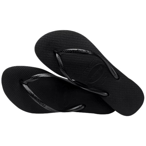 Havaianas Slim Black sko i svart med tynne stropper, komfortabelt og stilig for sommerbruk.