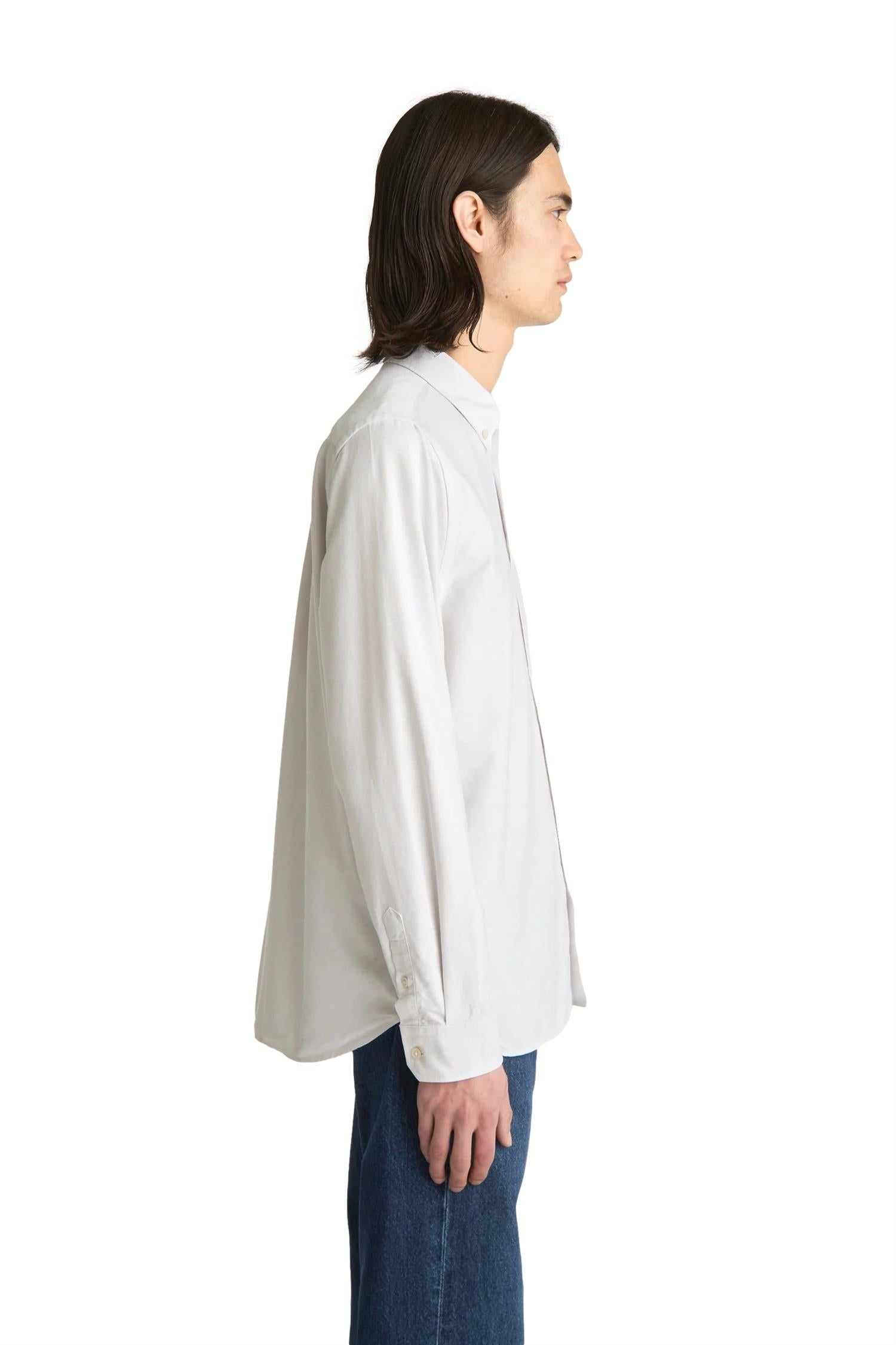 Livid Initial Grey Ox skjorte i lysegrå med klassisk krage og knappelukking på fronten, vist på modell.