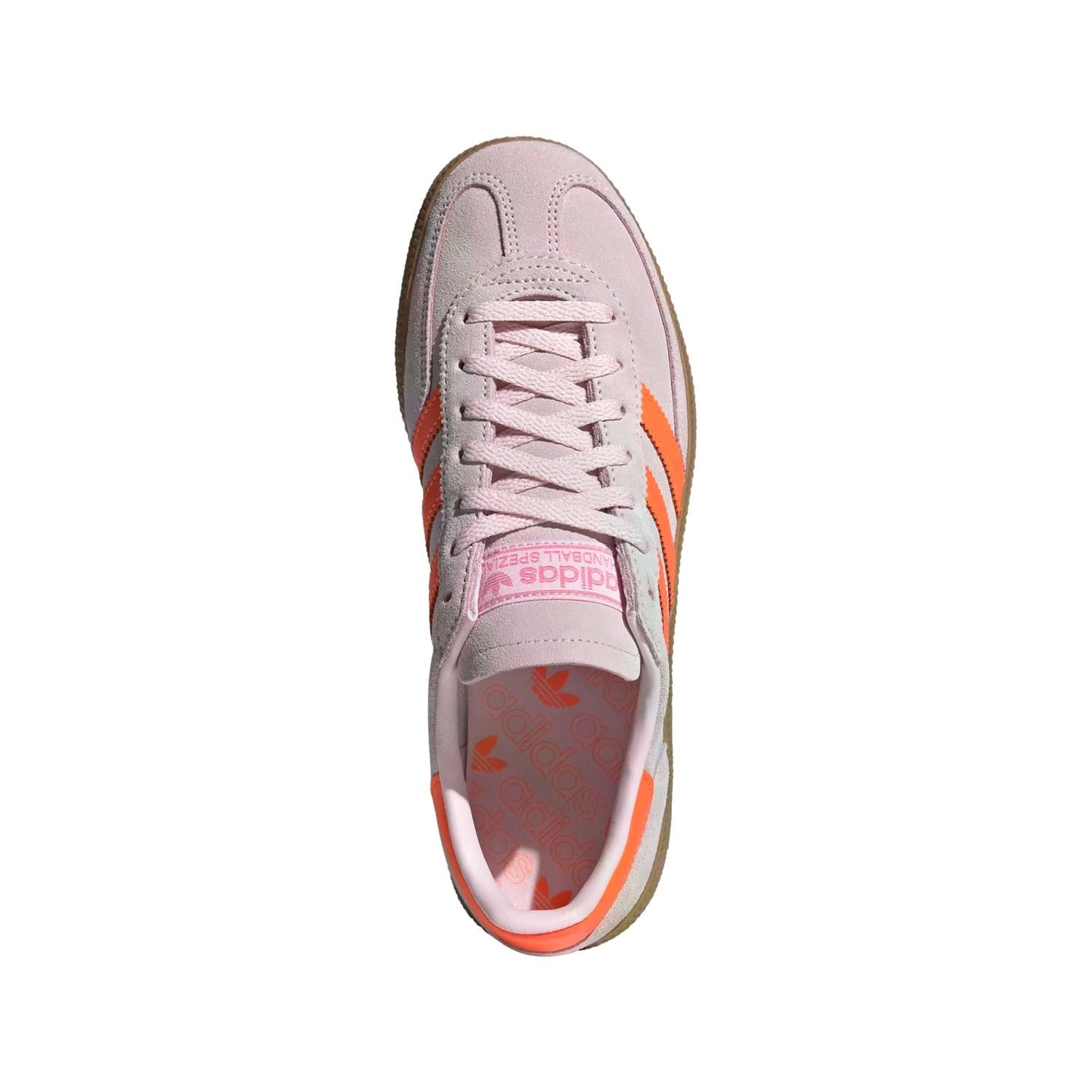 Adidas Handball Spezial W JS0250 rosa sportsko med hvite detaljer, komfortabel design for håndballspillere.