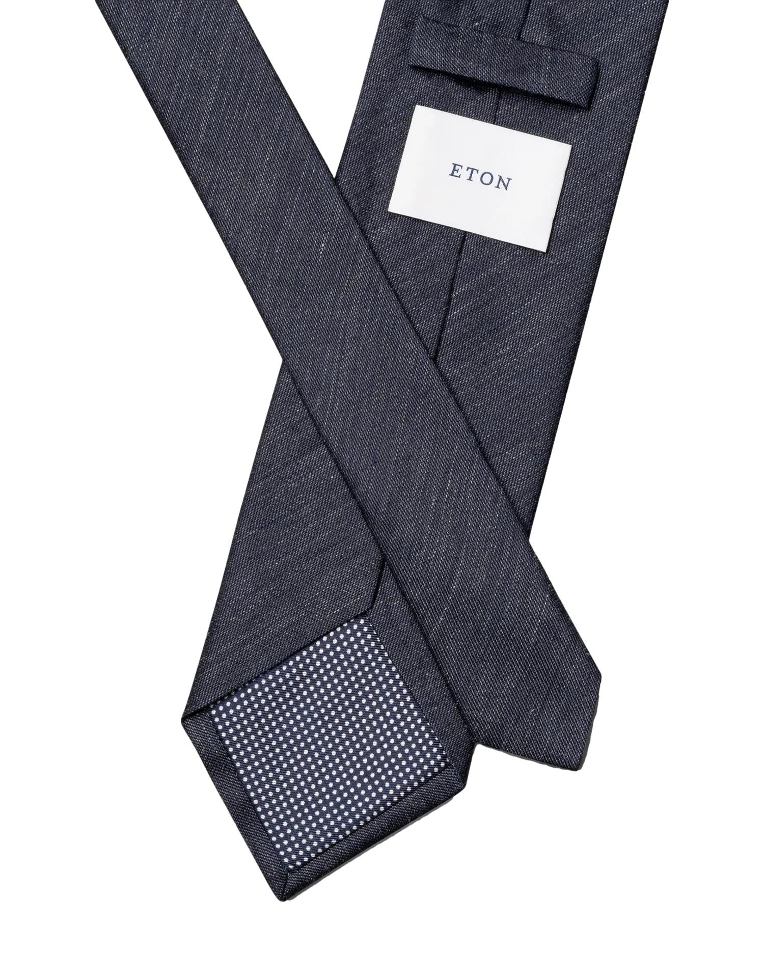 Eton slips av lin og silke i marineblå, solid vevd, elegant slips for formelle anledninger, med subtil tekstur.