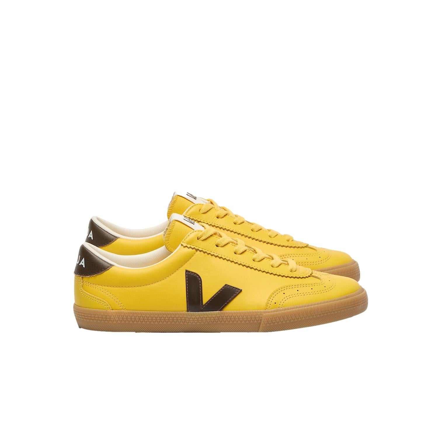 Veja Volley O.t læringssko i naturlig skinn med gult design, perfekte for casual bruk og komfort.