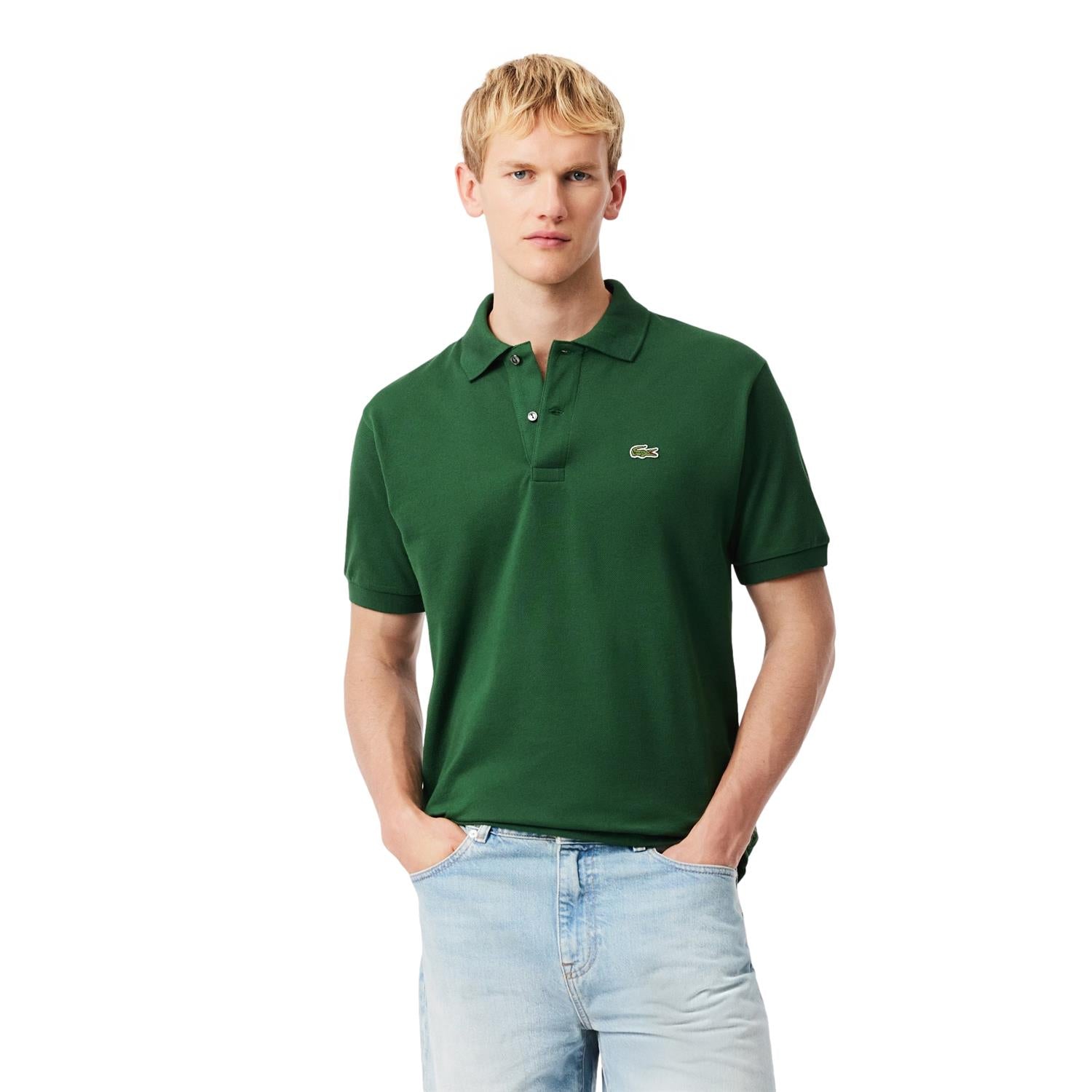 Mørkegrønn Lacoste klassisk fit original polo T-skjorte, vist på modell, med krage og logo på brystet.