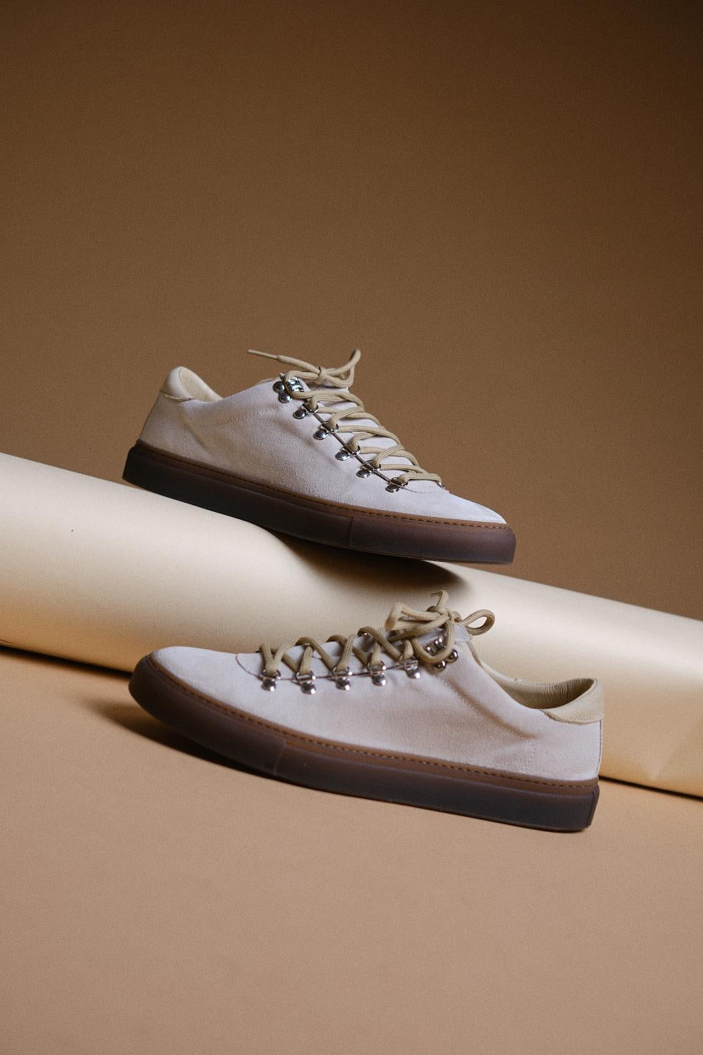 Diemme Marostica Low Almond Granita Suede sko i off-white med lav profil og mykt semsket skinn.