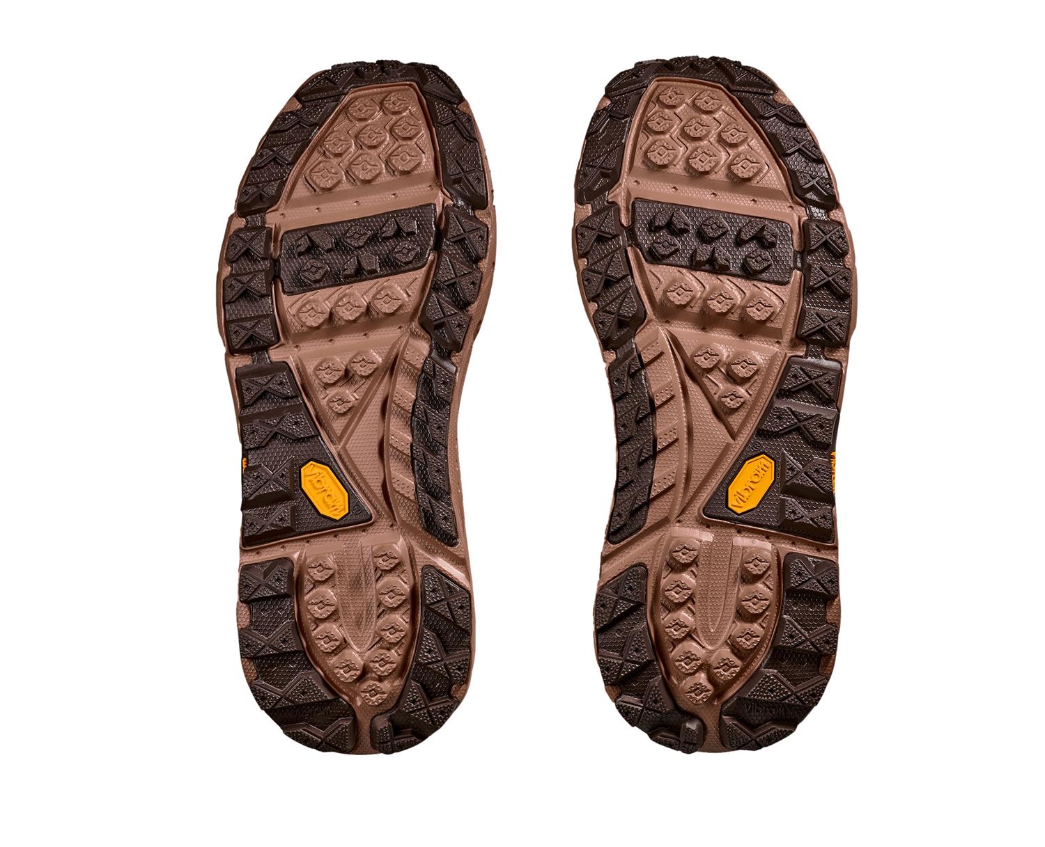 HOKA U Tor Summit CNW sko i brunt med robuste design og komfortabel yttersåle, ideell for utendørsaktiviteter