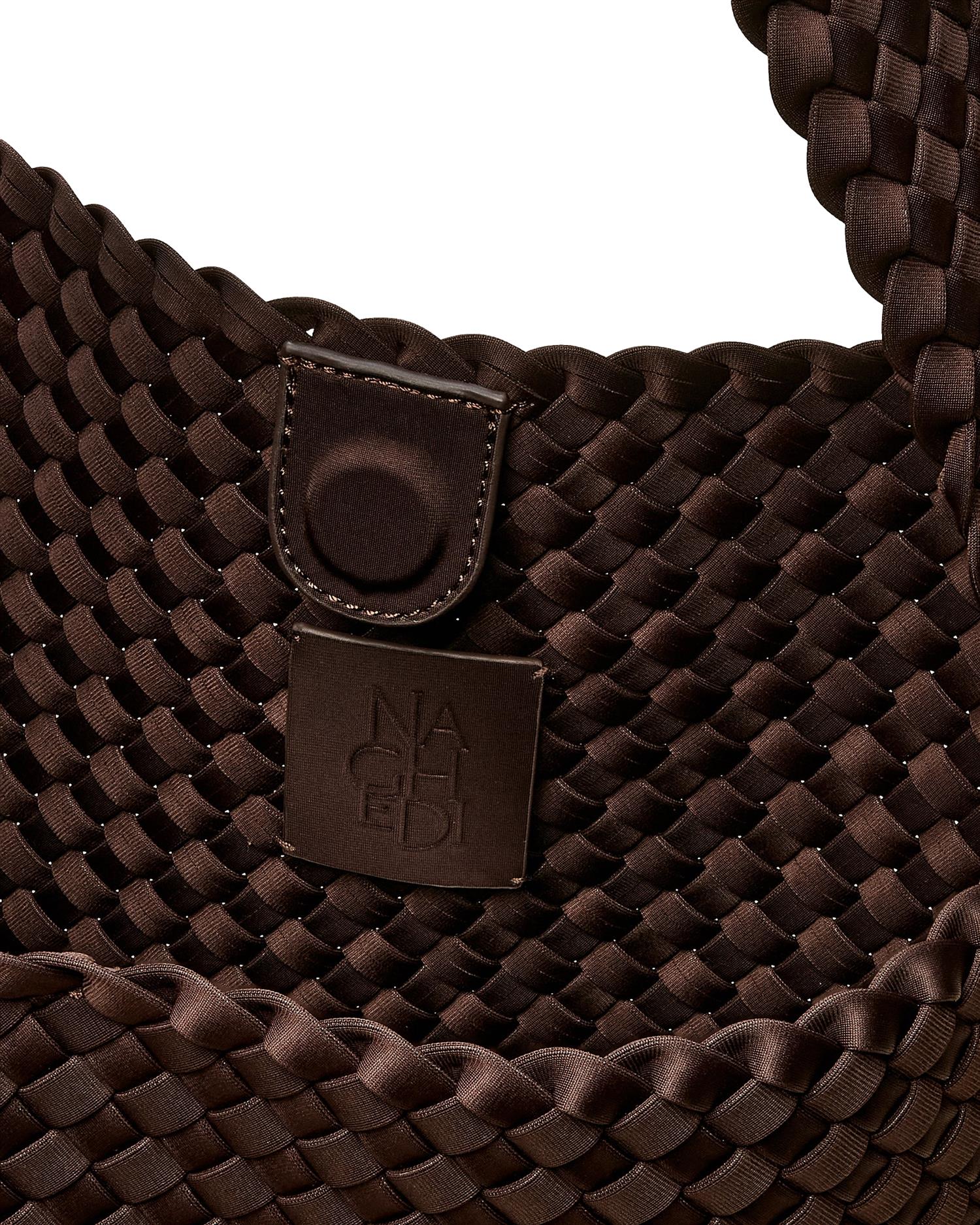 Naghedi Nomad Medium Hobo veske i mørkebrun chocolatefarge, myk og romslig med justerbar skulderrem.