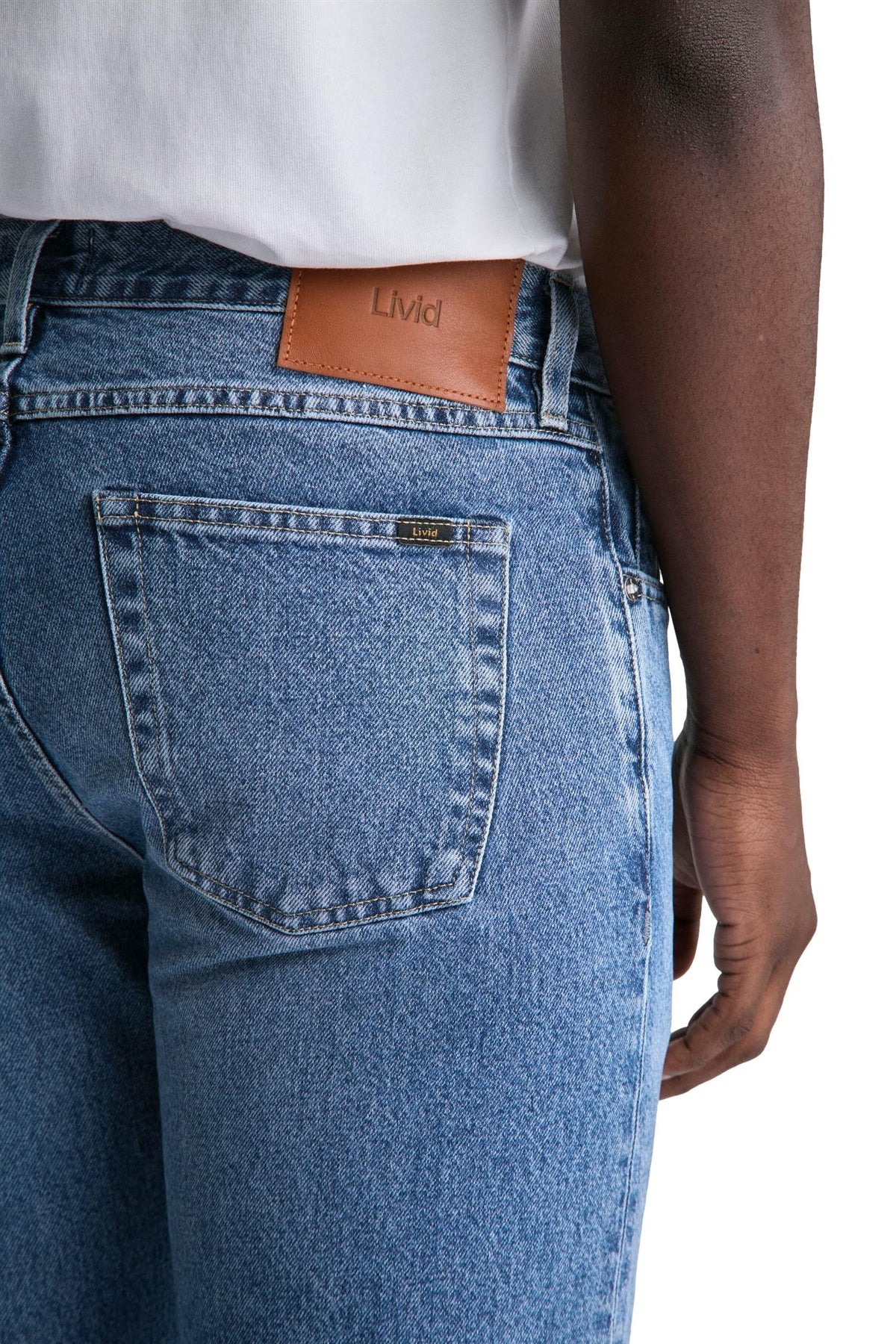Livid Miko Japan blå jeans, klassisk snitt og mørkeblå vask, vises på modell.