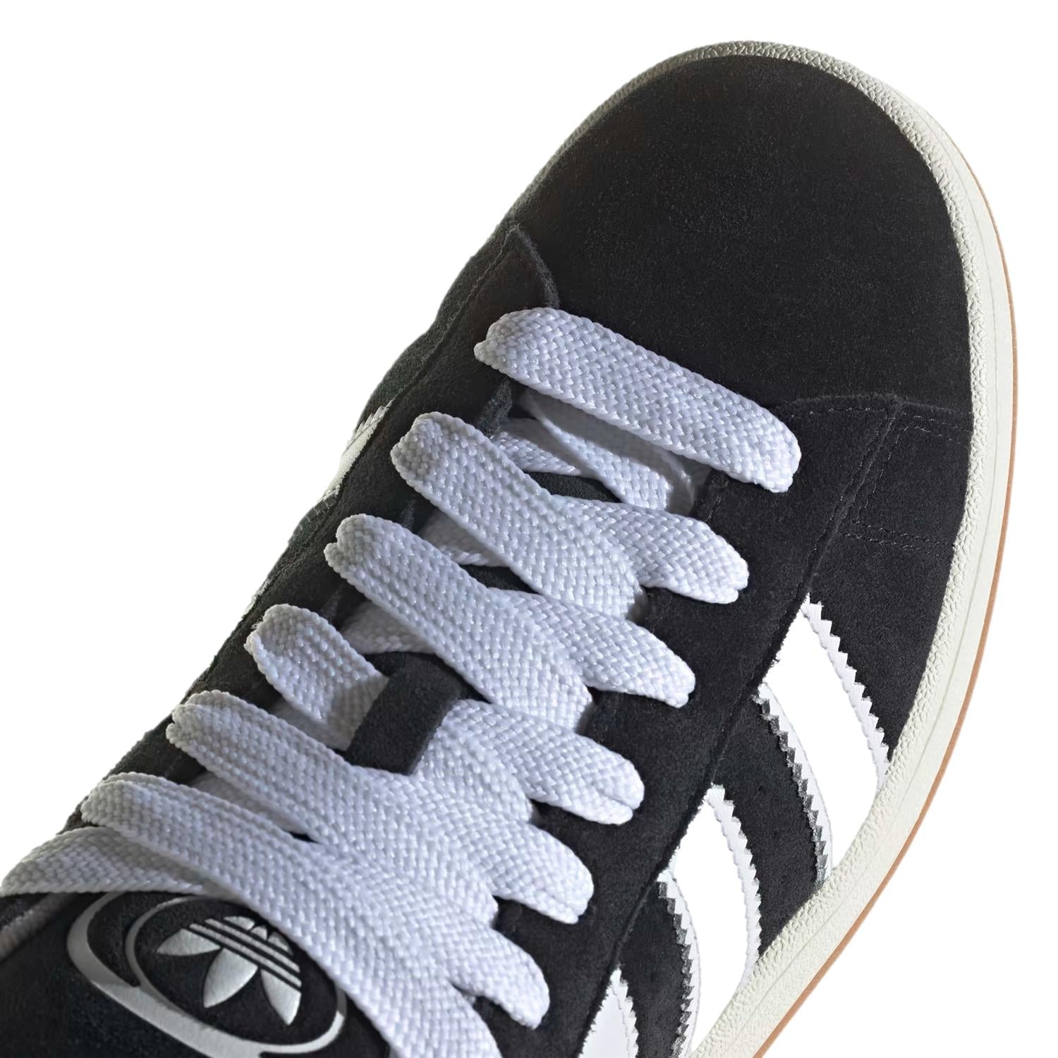 Adidas Campus 00s sorte sko med klassisk design, synlig lærtekstur og hvite såler, perfekt for casual antrekk.