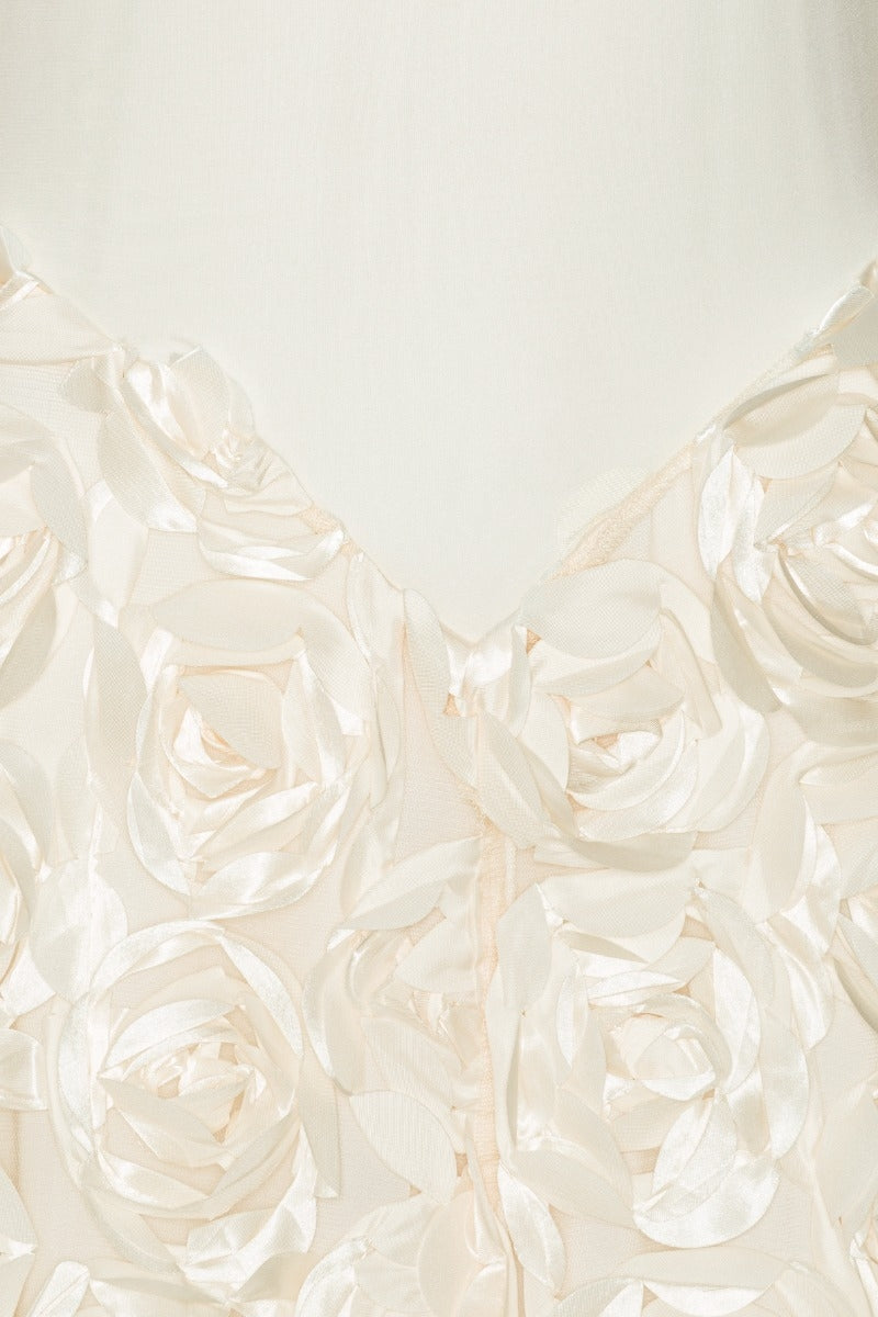 ROTATE langermet maxikjole i off-white, elegant kjole med flytende stoff og moderne design, perfekt for spesielle anledninger