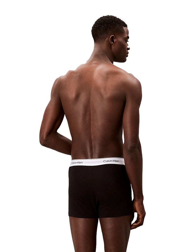 Sort Calvin Klein Underwear boxershorts med relaxed fit og ikonisk design, vist på en modell foran en nøytral bakgrunn.