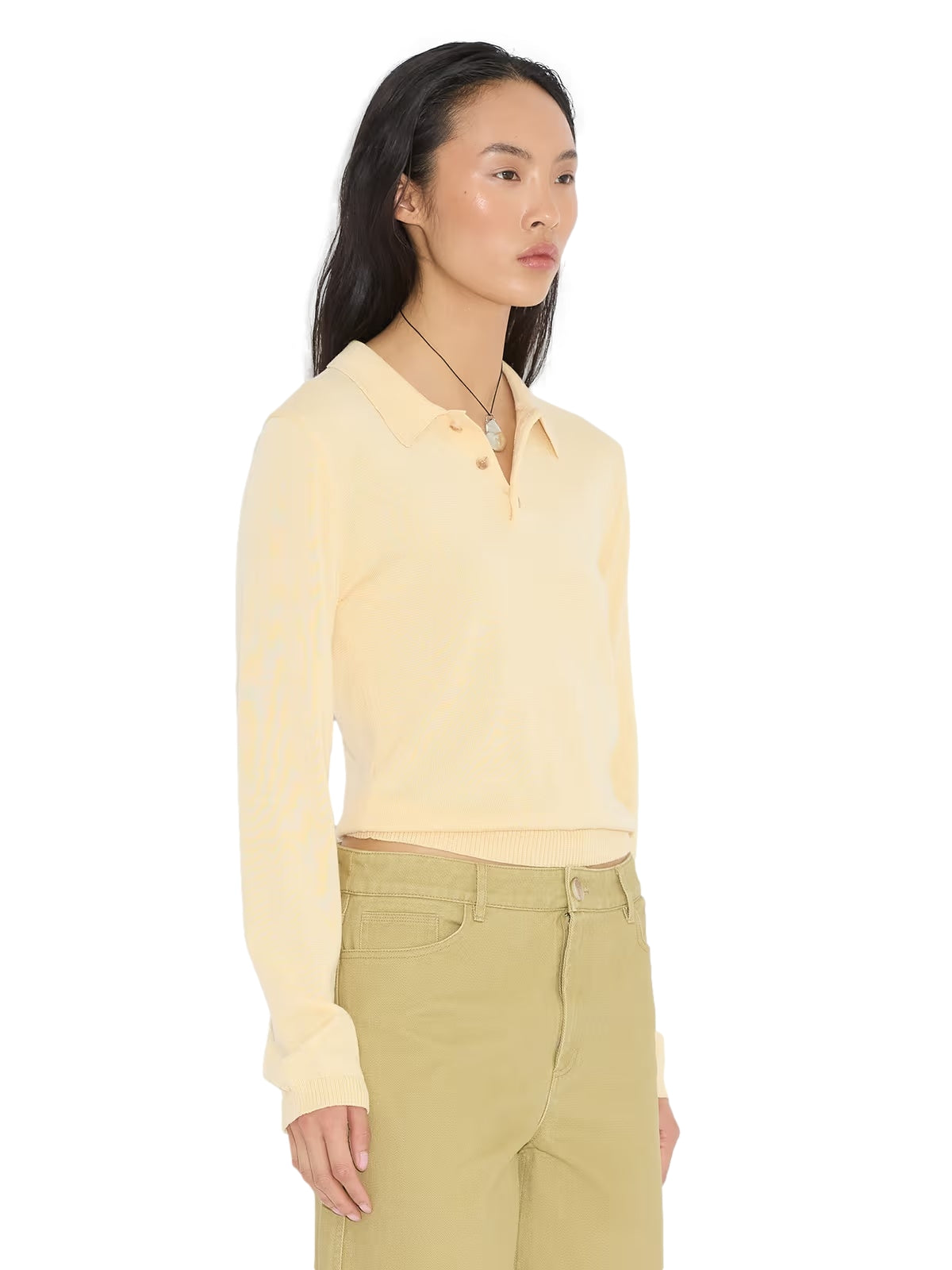 Holzweiler Florence polo genser i gult, nærbilde av mykt stoff og klassisk krage på en elegant, avslappet genser.