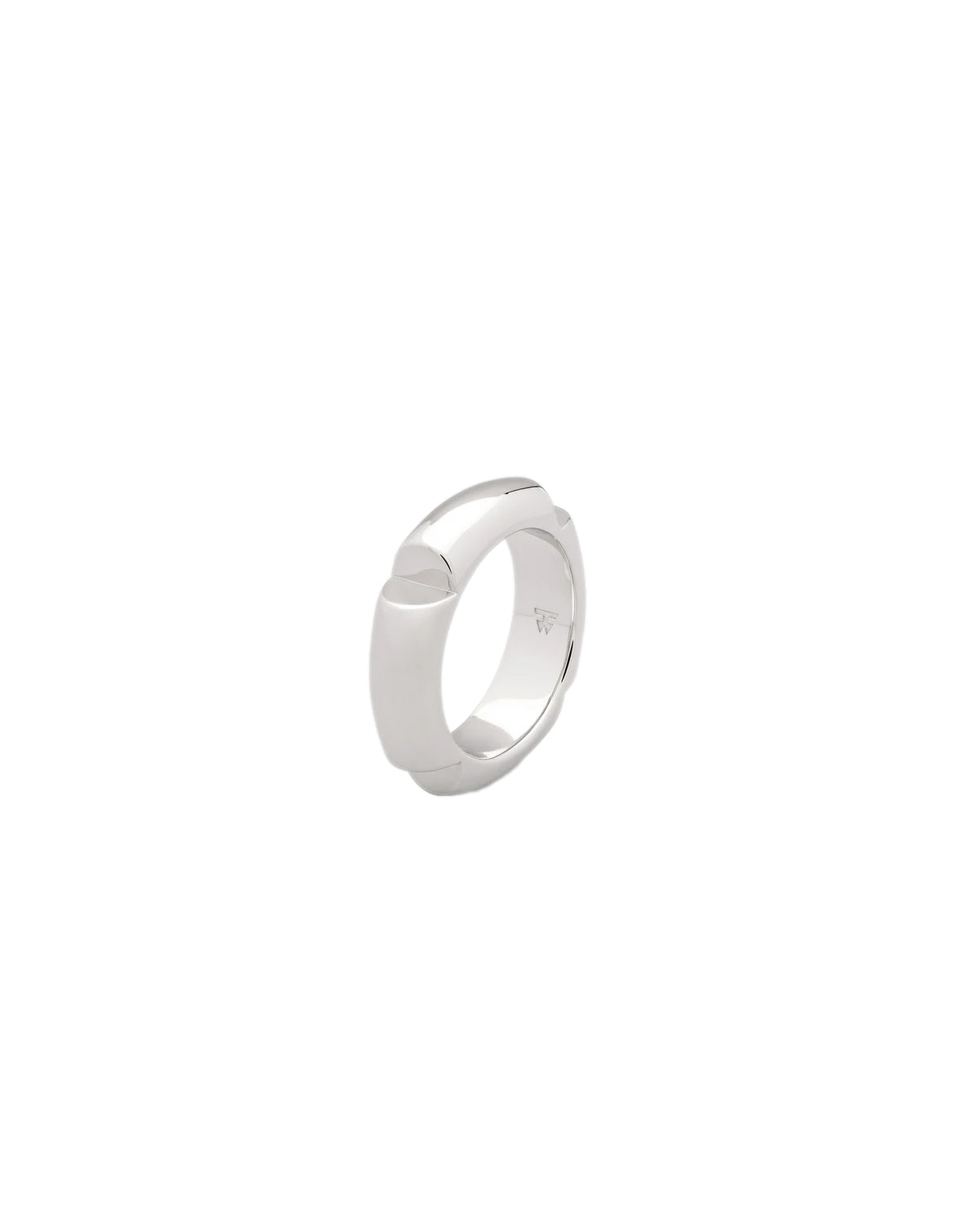 Sølv Tom Wood Kimberlitt ring med tydelig design og skinnende stein, vist på en hånd. Elegant og moderne smykkestil.