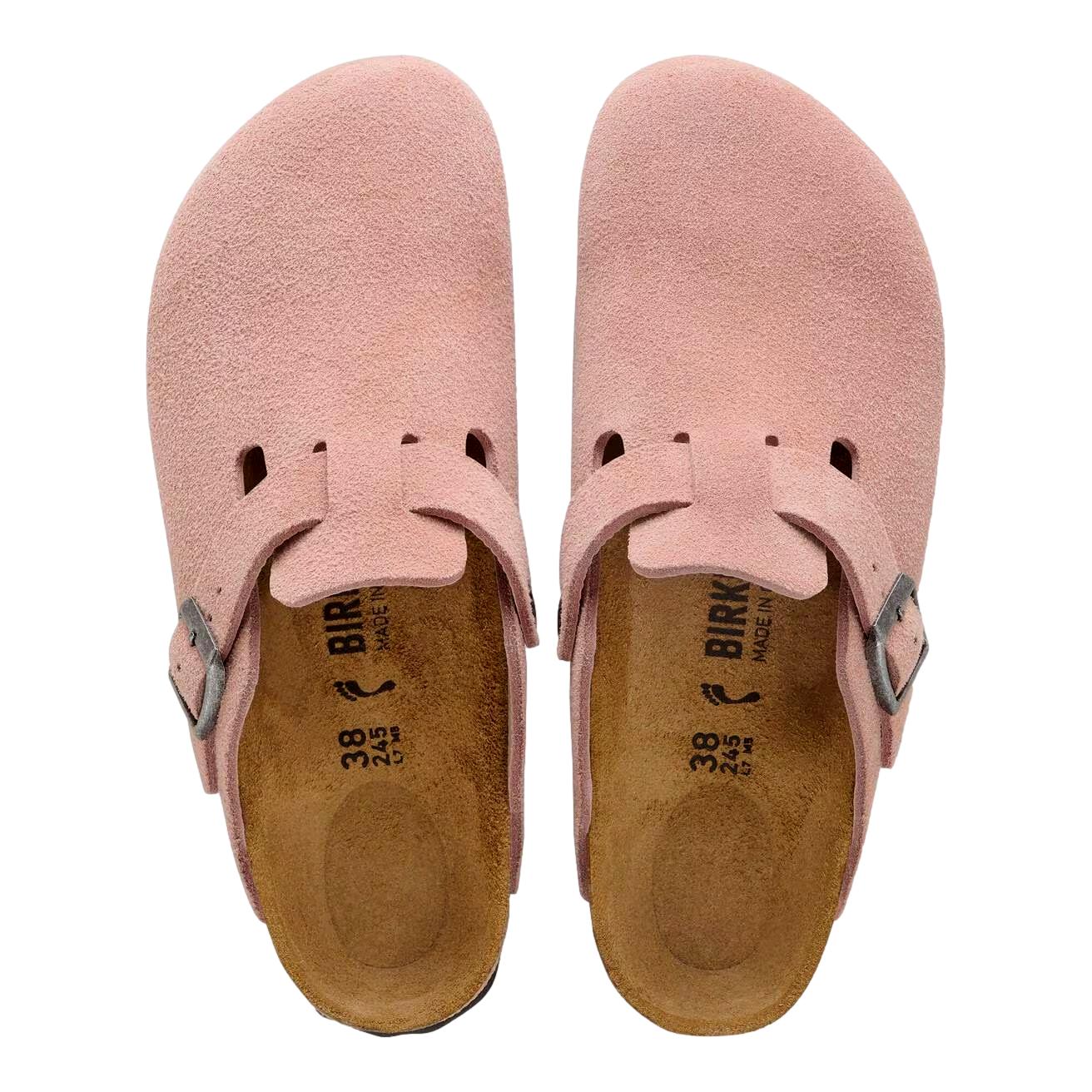 Narrow rosa Birkenstock Boston suede sko med lukket tå og komfortabel fotseng i naturlig miljø.