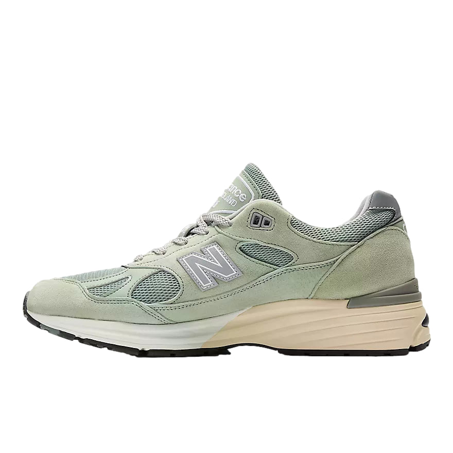 Lysegrønne New Balance Made in UK 991v2 sko med hvite detaljer og komfortabel design, vist i nærbilde.