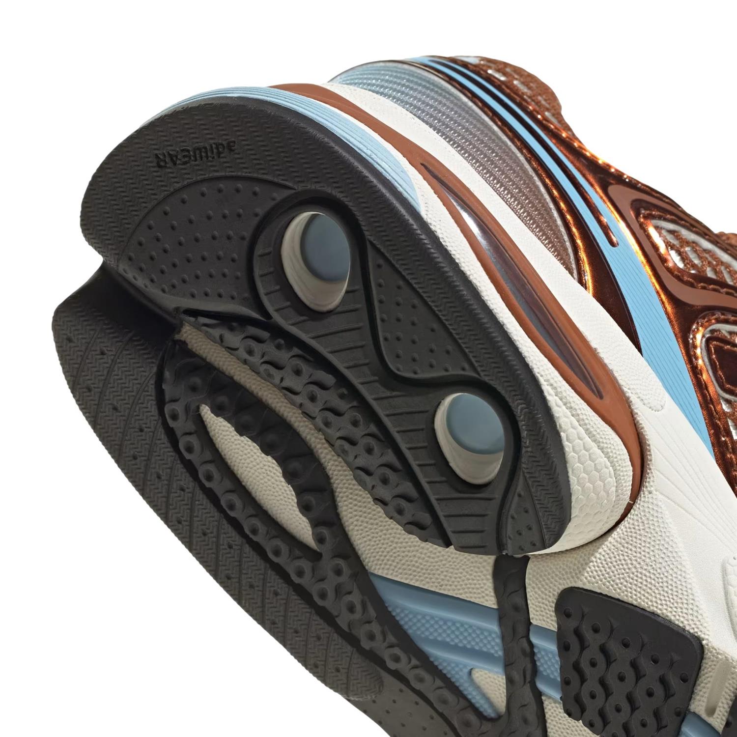 Adidas Adistar Control 5 sko i brunt, sportssko med komfortabel passform og støtdempende såle, designet for løping og trening.