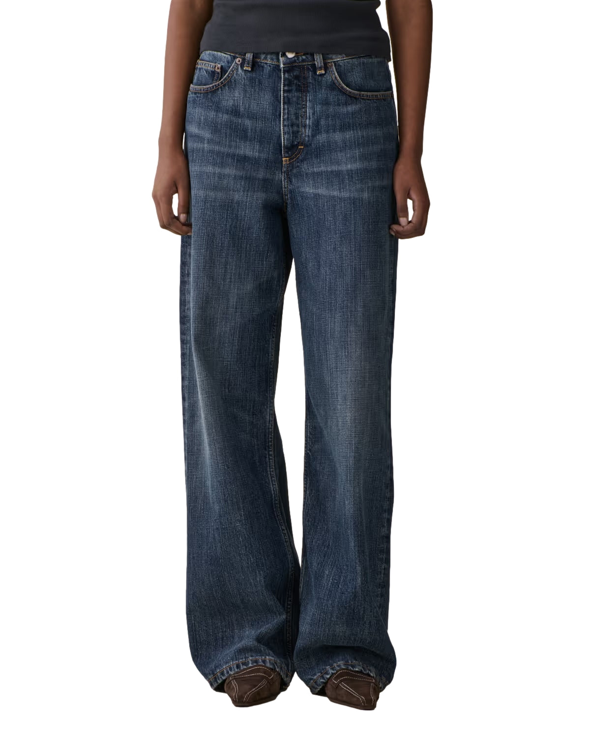 Mørkeblå Jeanerica Belem jeans med rette ben, vises på bildet, laget av denim med klassisk design og synlige sømmer.