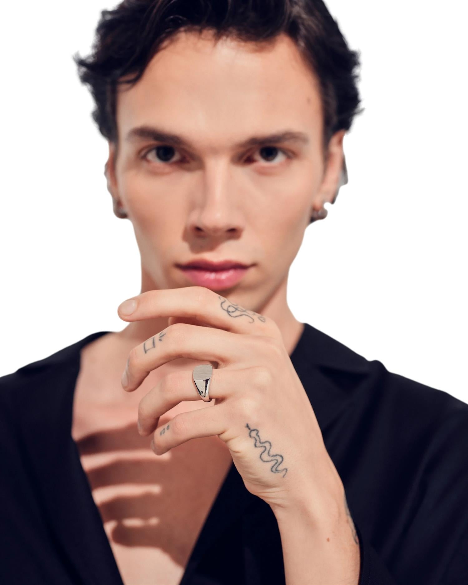 Sølv Tom Wood Kay ring i satinfinish, nærbilde av den elegante, minimalistiske ringens enkle design og glatte overflate.
