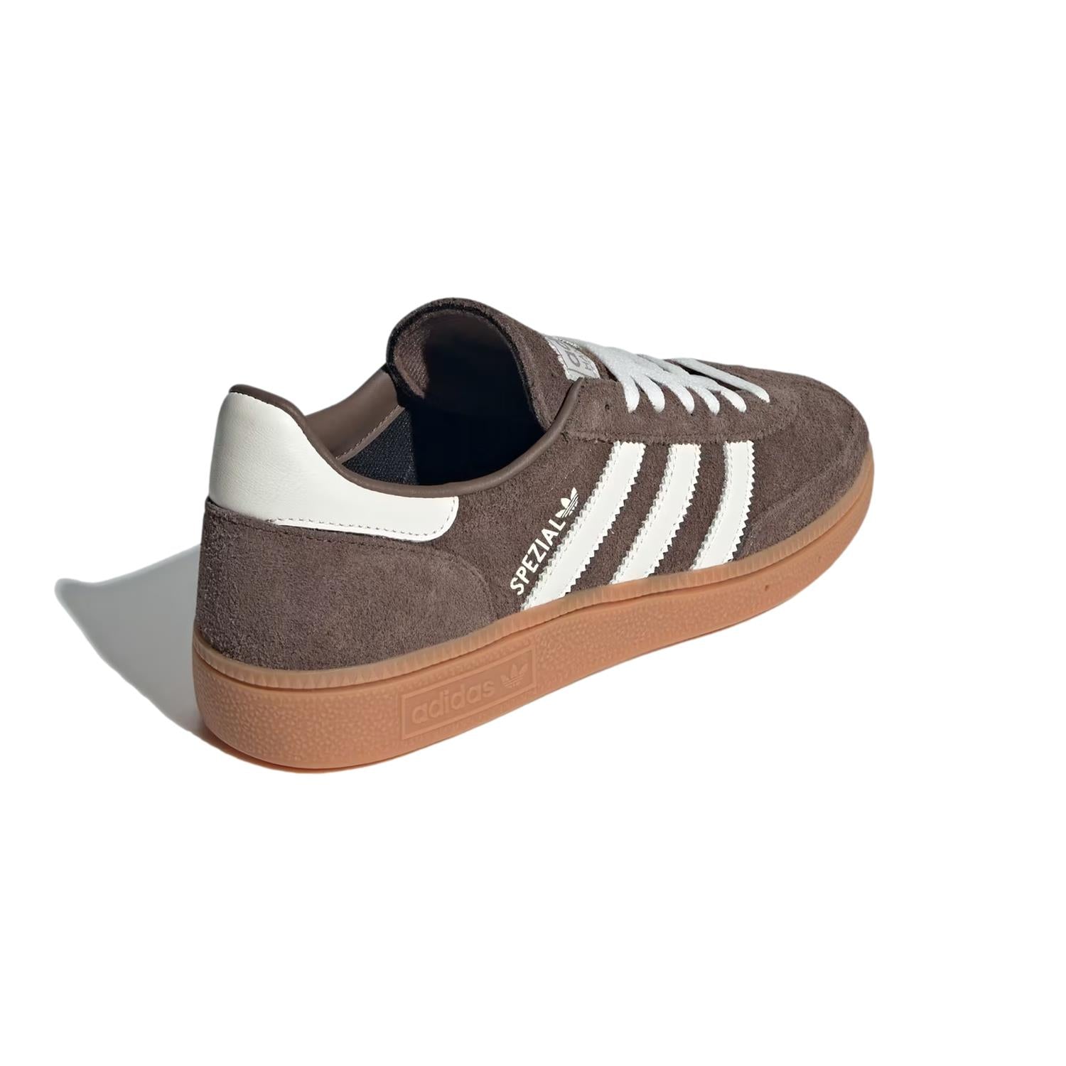 Adidas Handball Spezial IF6490 sko i brun med komfortabel design og sportslig utseende, perfekt for håndballaktiviteter.