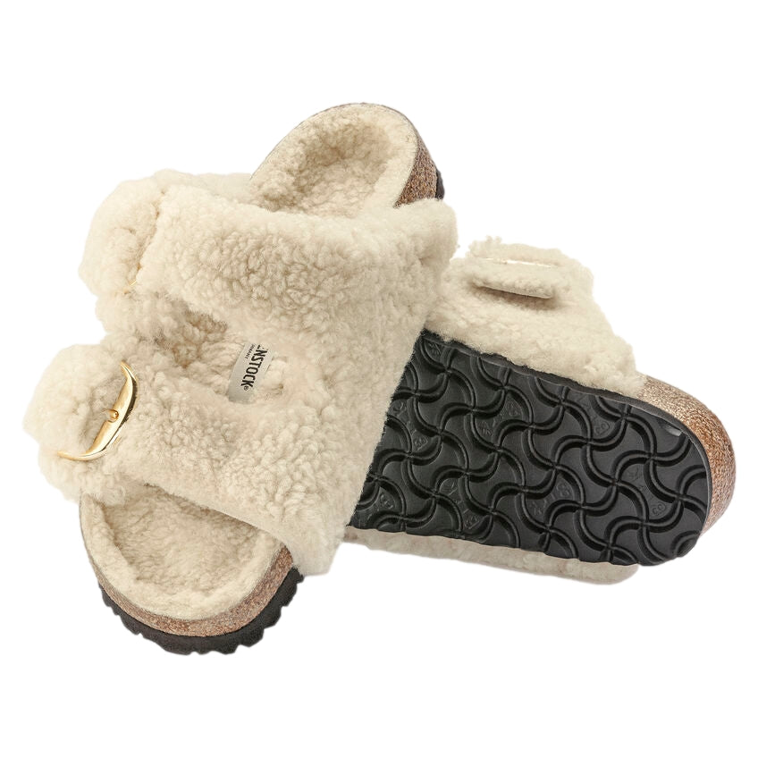 Birkenstock Arizona Big Buckle Teddy smale sko i off-white med bred rem og stor spenne, komfortabel og myk ullfôr.