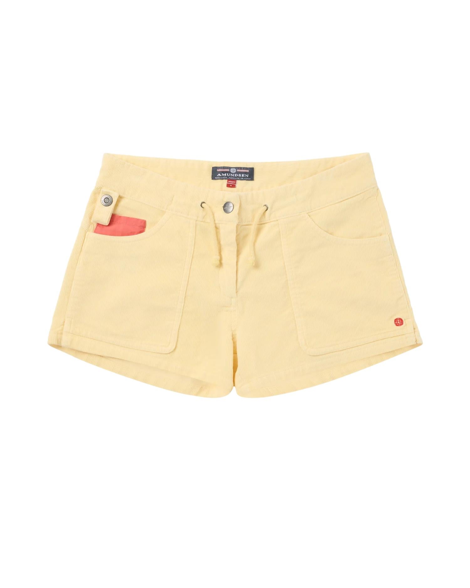 Amundsen Concord G.Dyed dameshorts i gul, 3Incher kort design, komfortabel og stilig, vist i bilde.