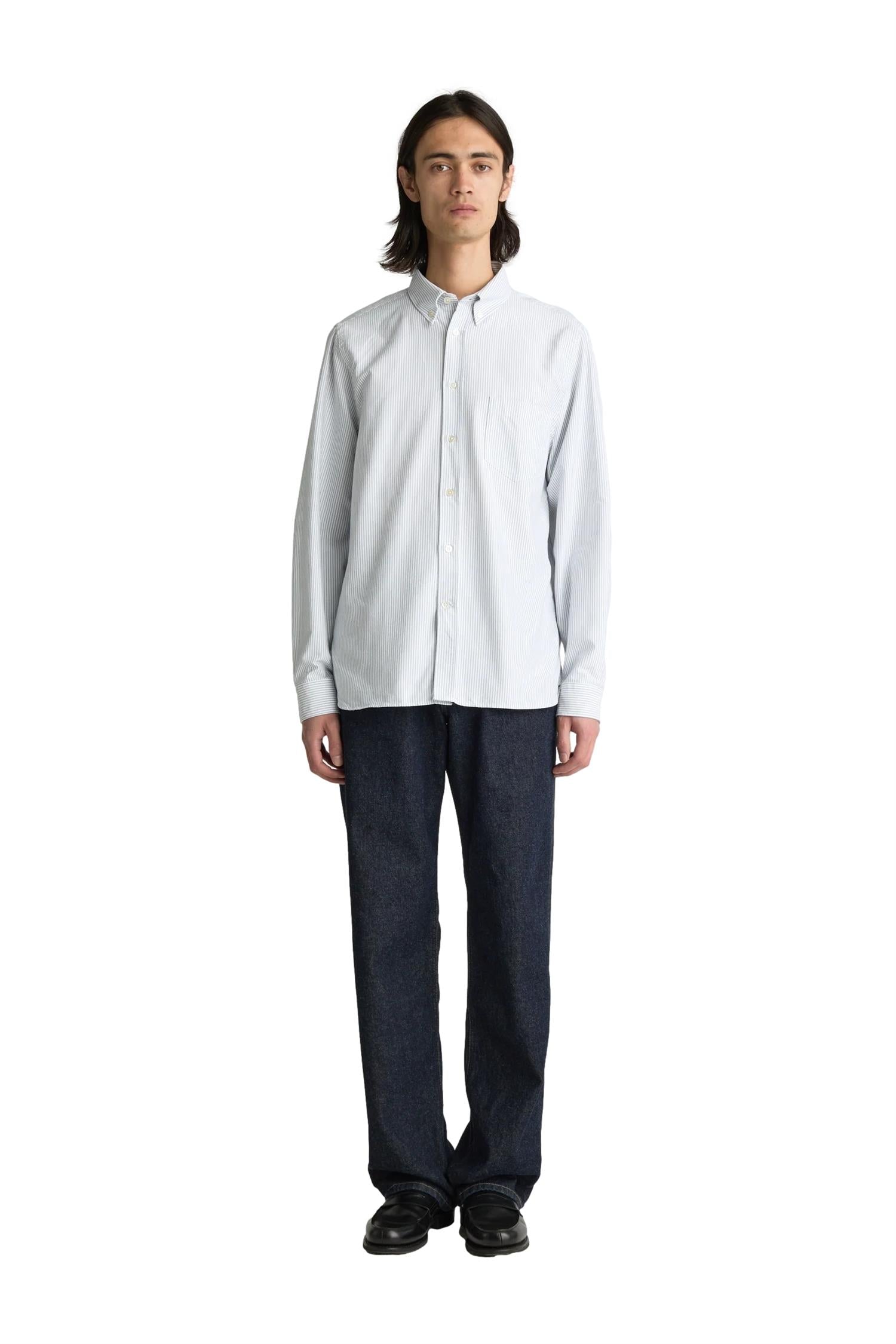 Livid Initial Navy Pinstripe Skjorte med blå og hvite striper, langermet, forretningsstil, vises med knappelukking.